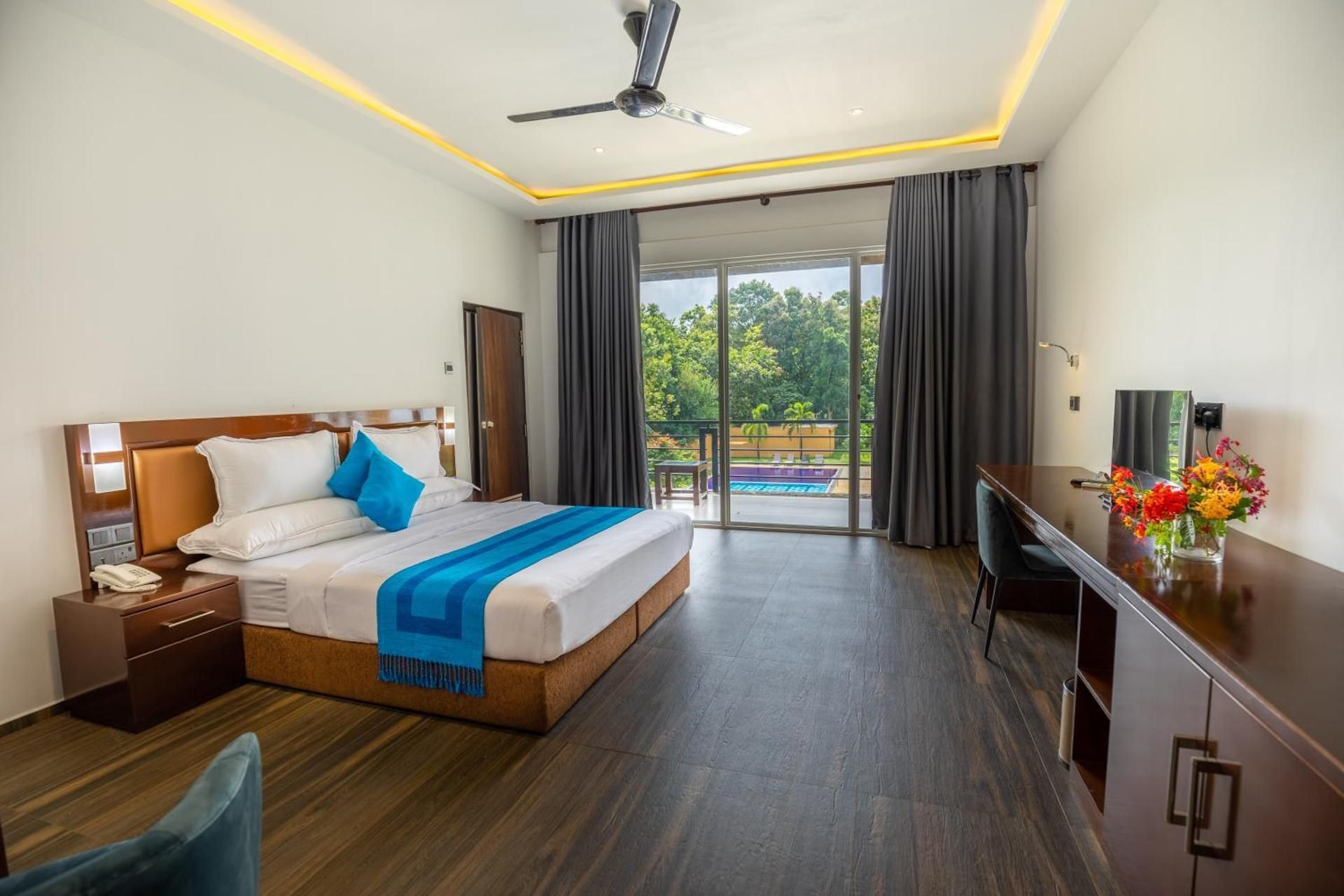 King Suite with Pool View