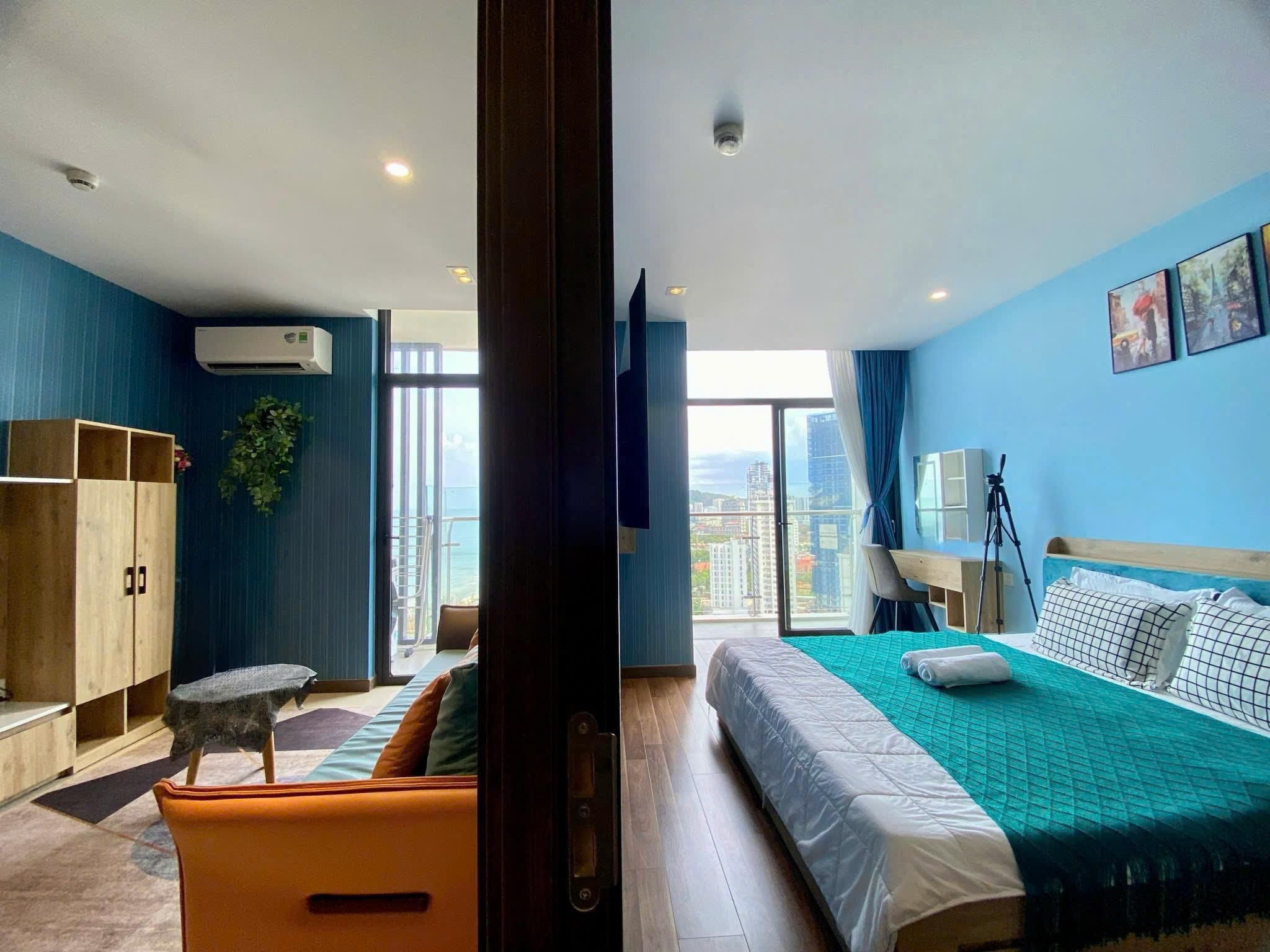 One Bed Room with Bathtub