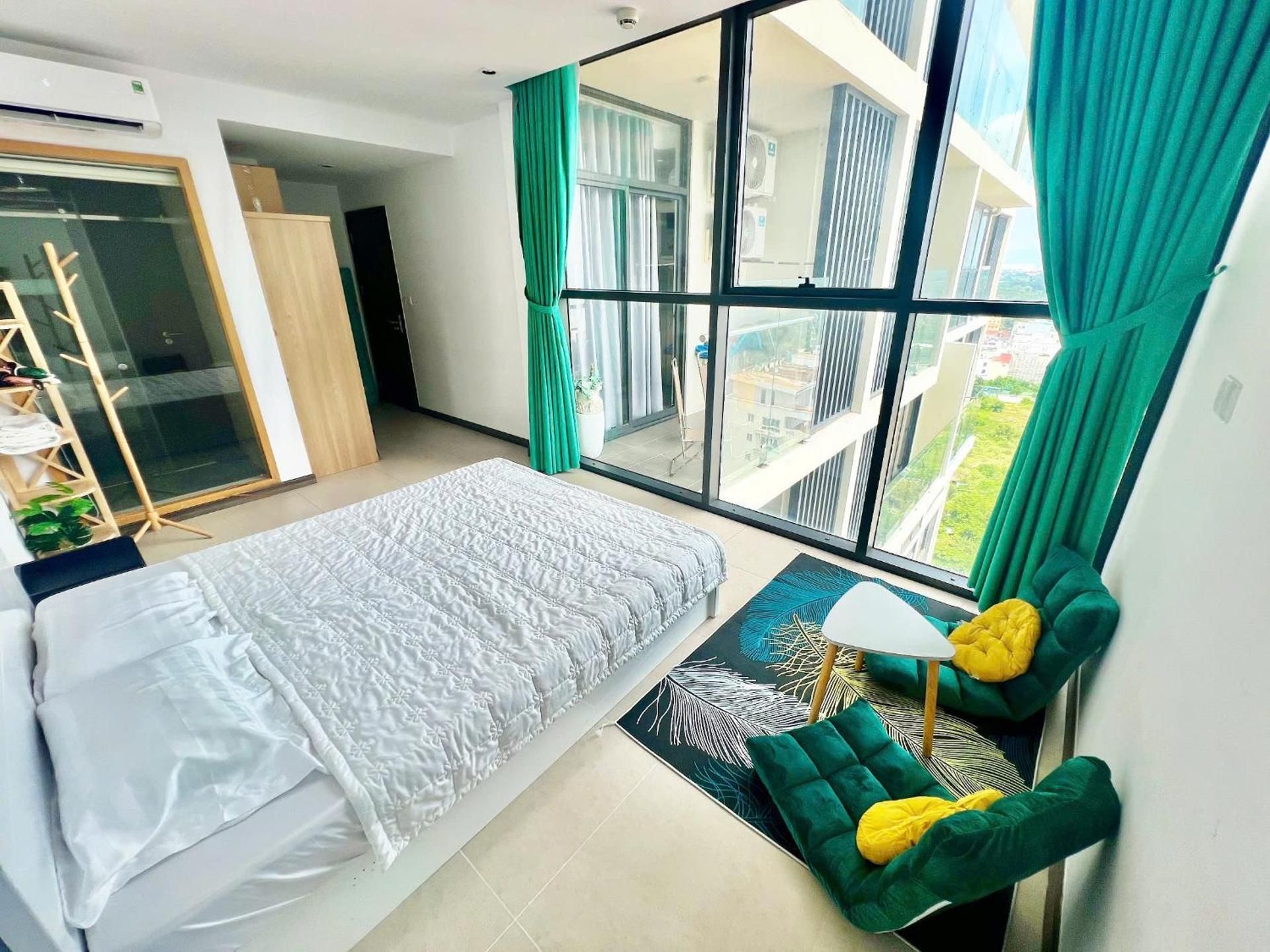 One-Bedroom Apartment with Sea View