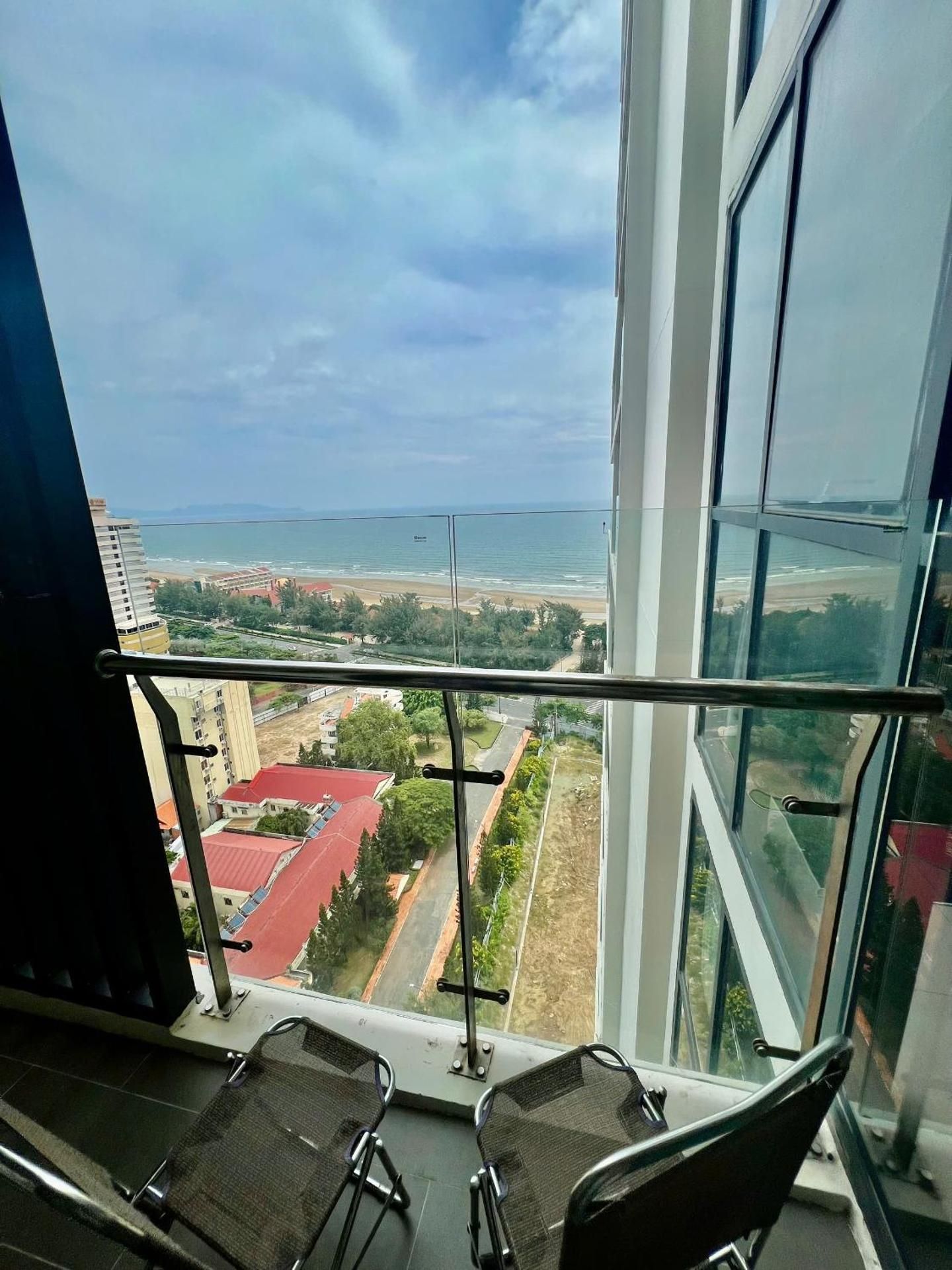 One-Bedroom Apartment with Sea View