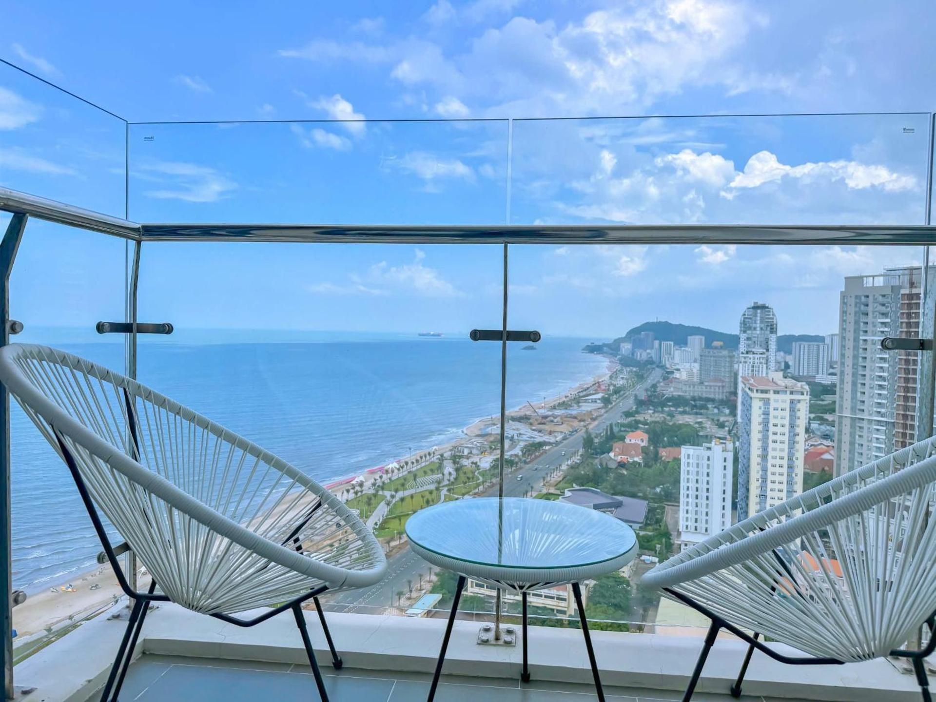 One-Bedroom Apartment with Sea View