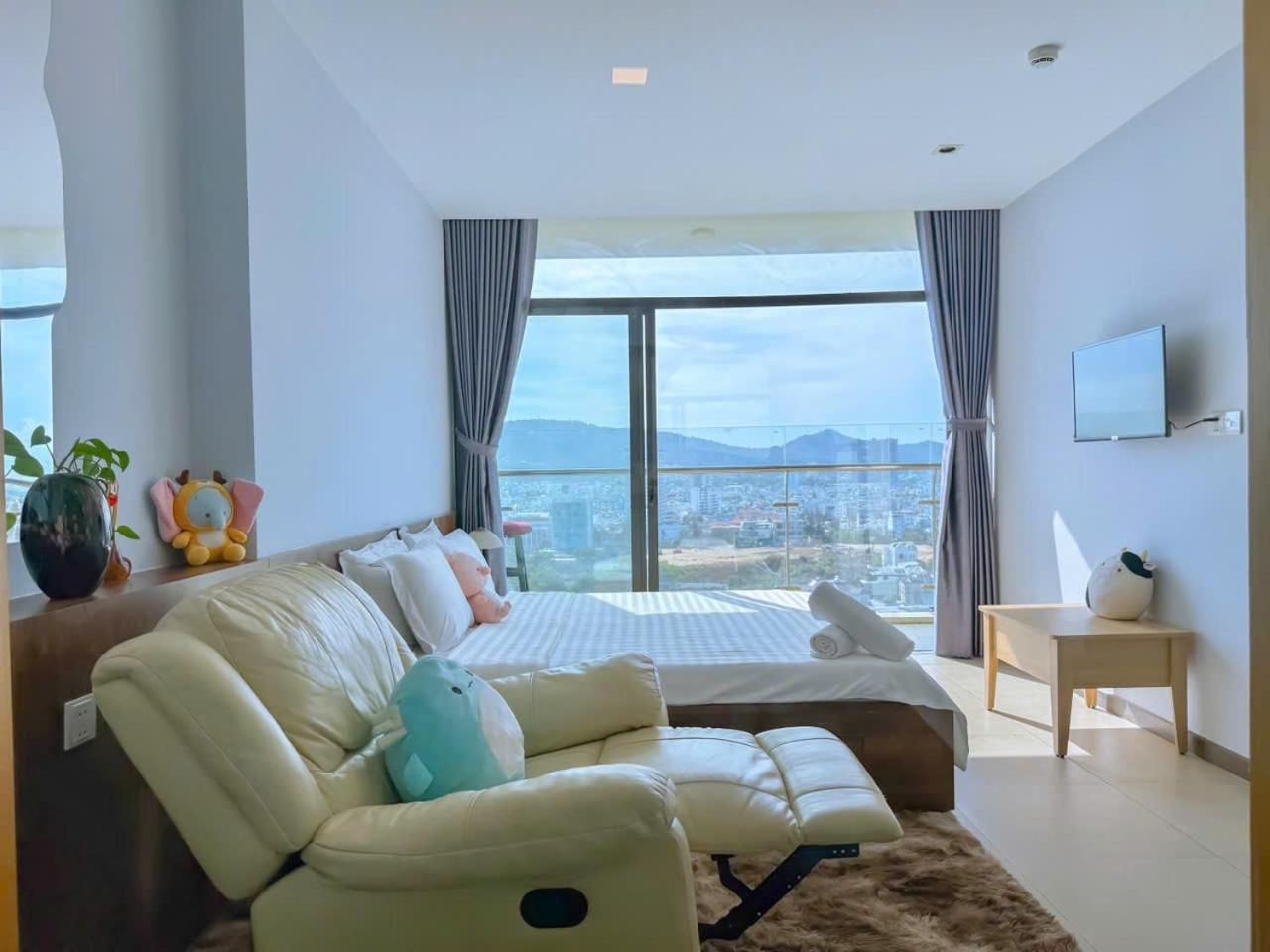 One-Bedroom Apartment with City View