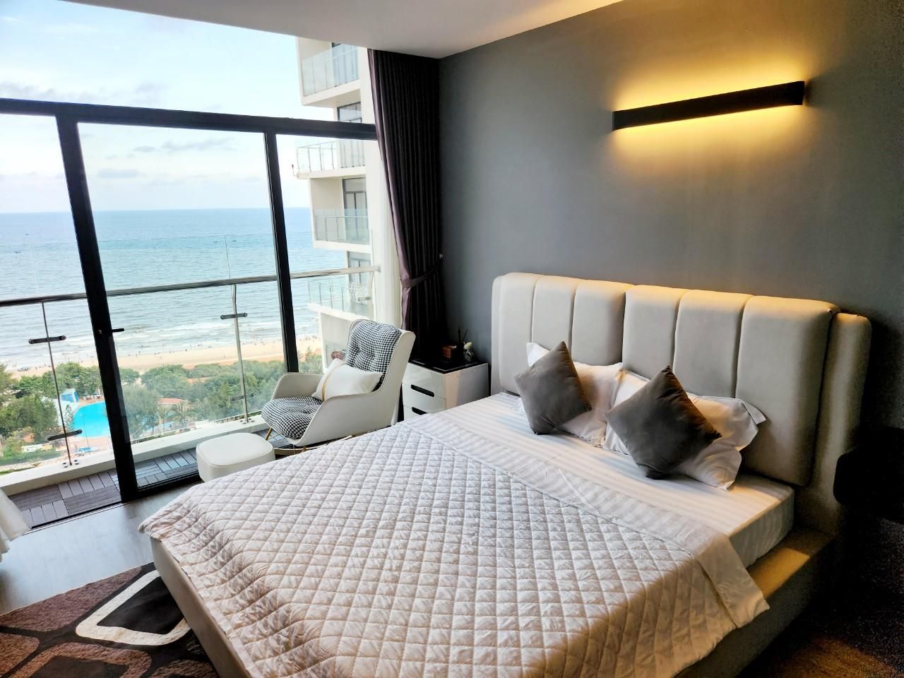 One-Bedroom Ocean View Apartment
