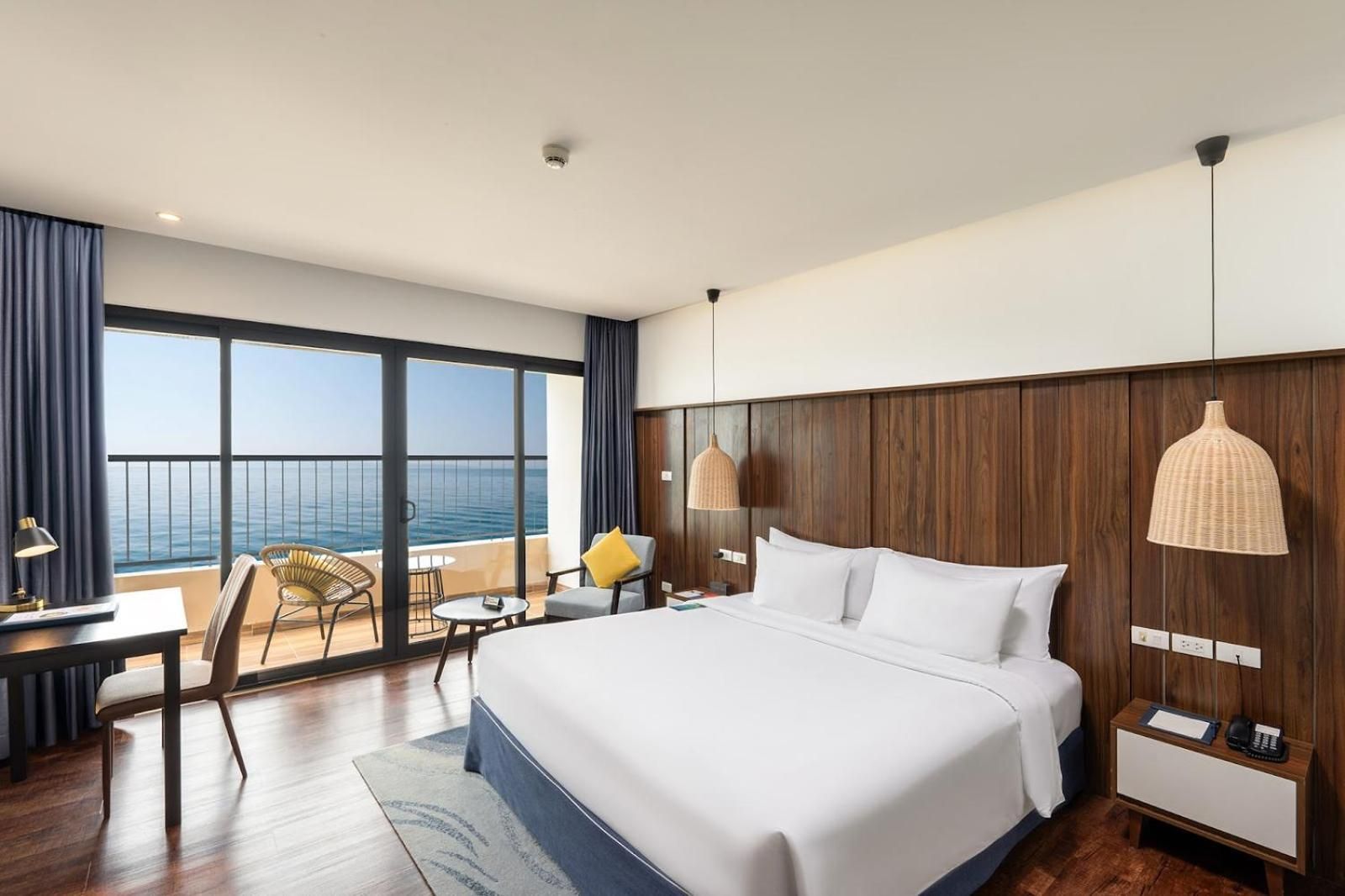 Deluxe Ocean King View with Balcony