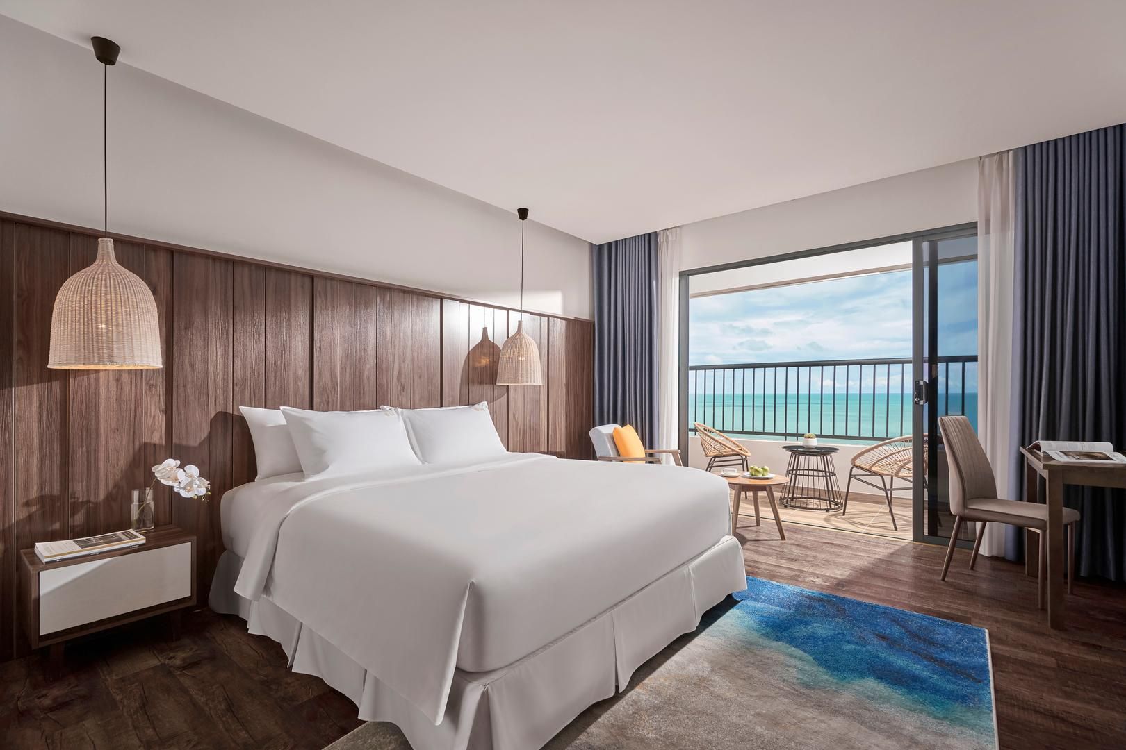 Deluxe Ocean King View with Balcony