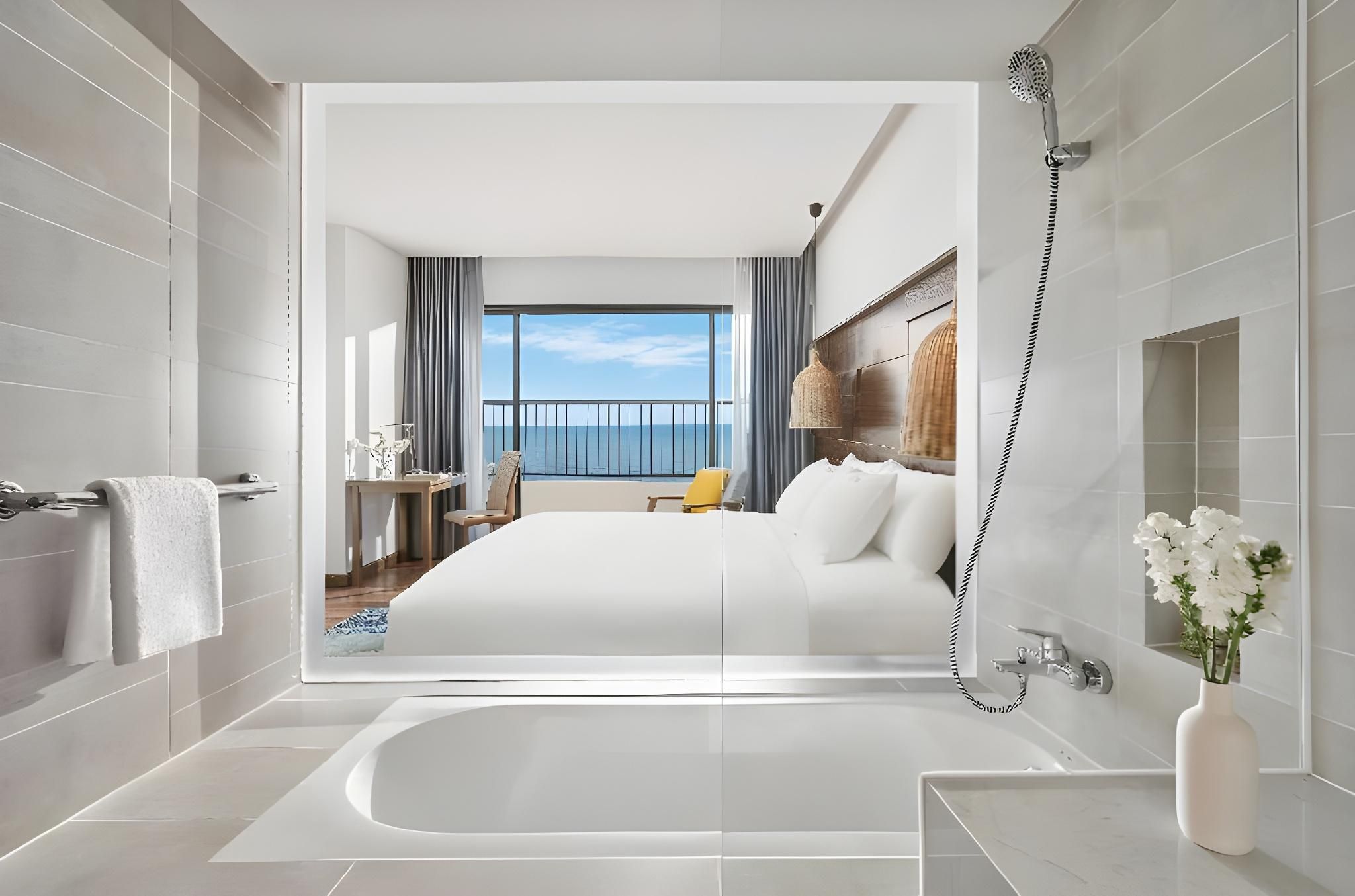 Grand Deluxe Ocean View Room with Balcony