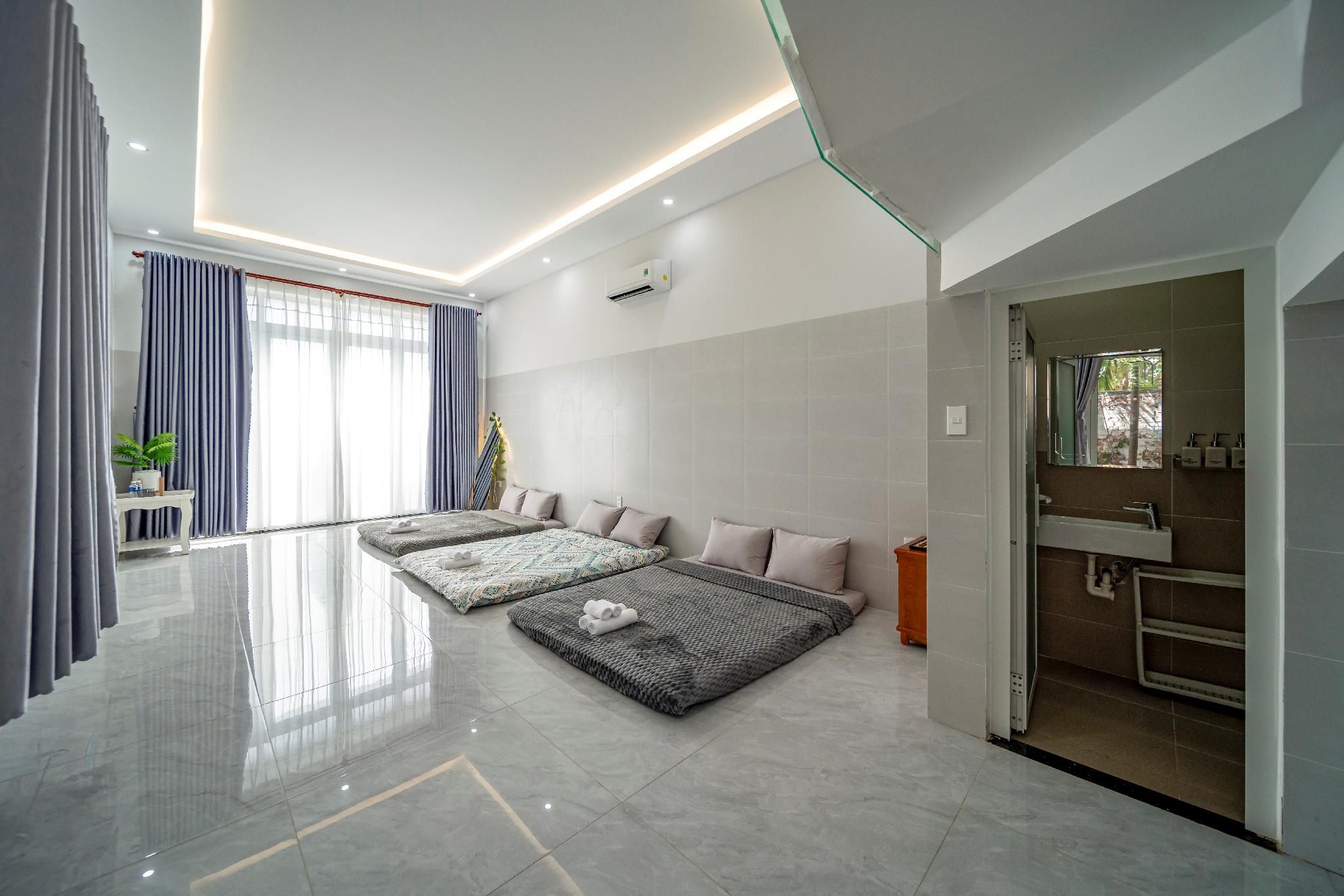 Family Room with Garden View