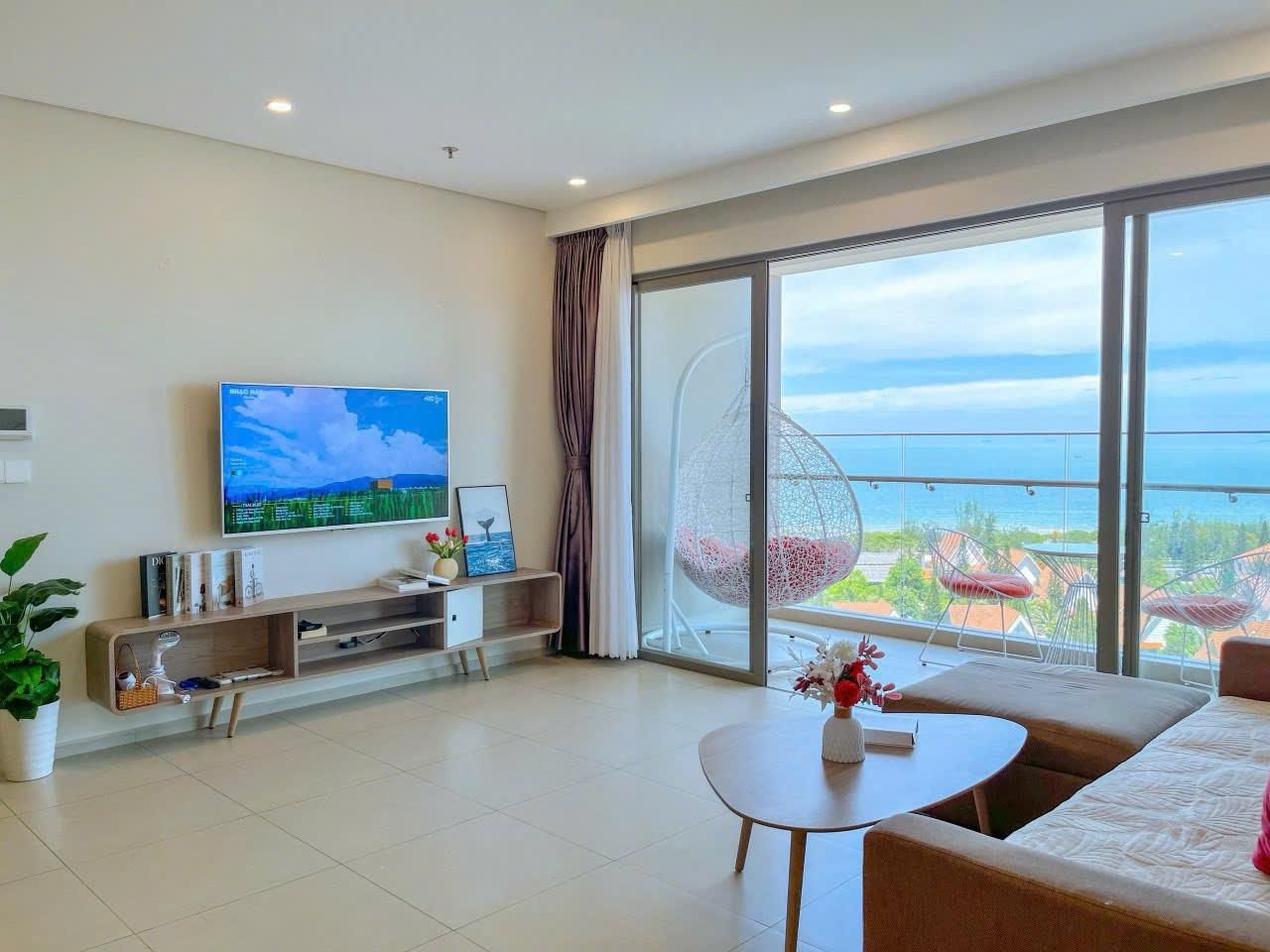 3 Bedroom Beach Front Apartment - Daily Beach Yoga, WiFi and Parking Included