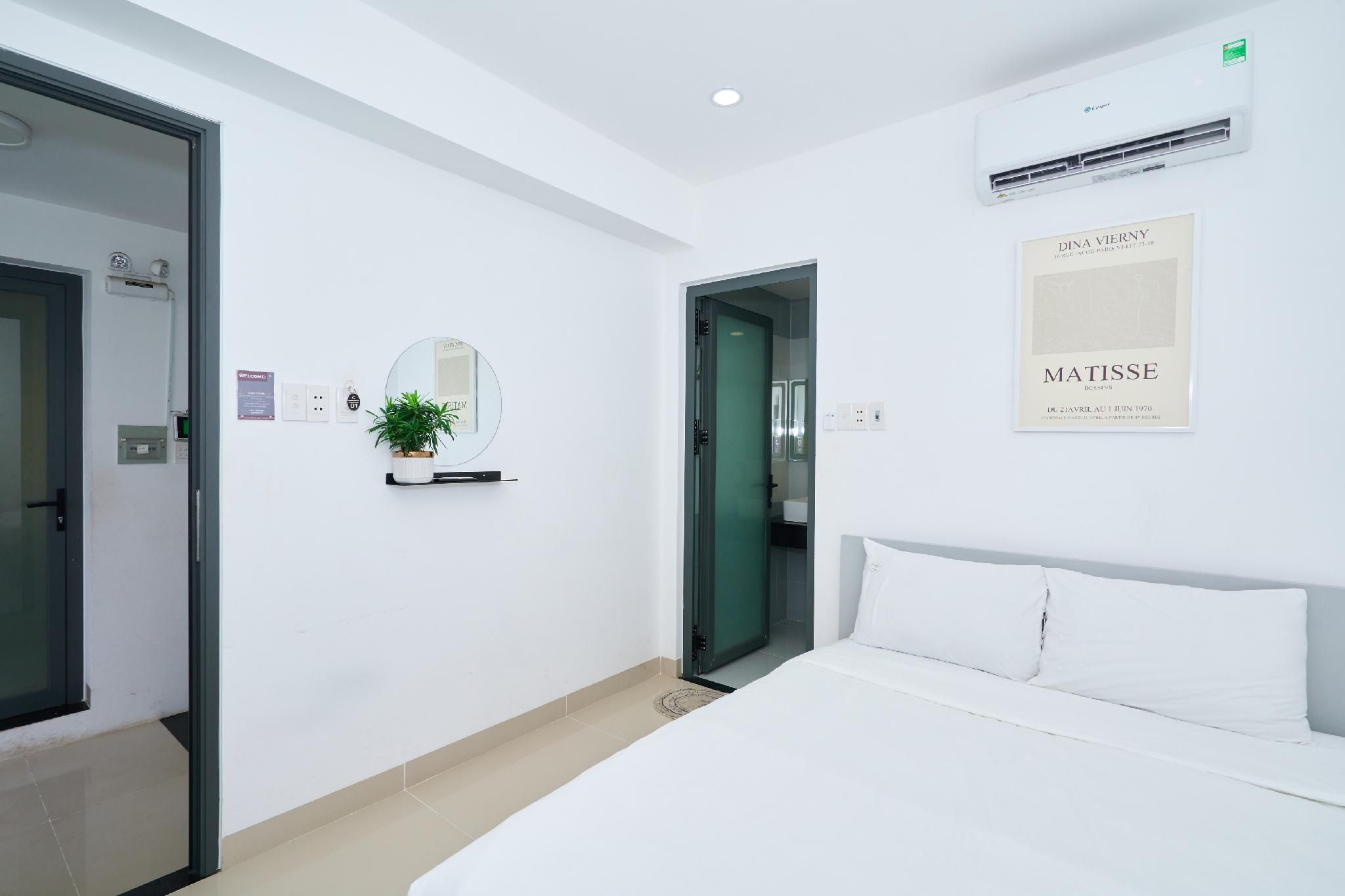 Stand Queen Room