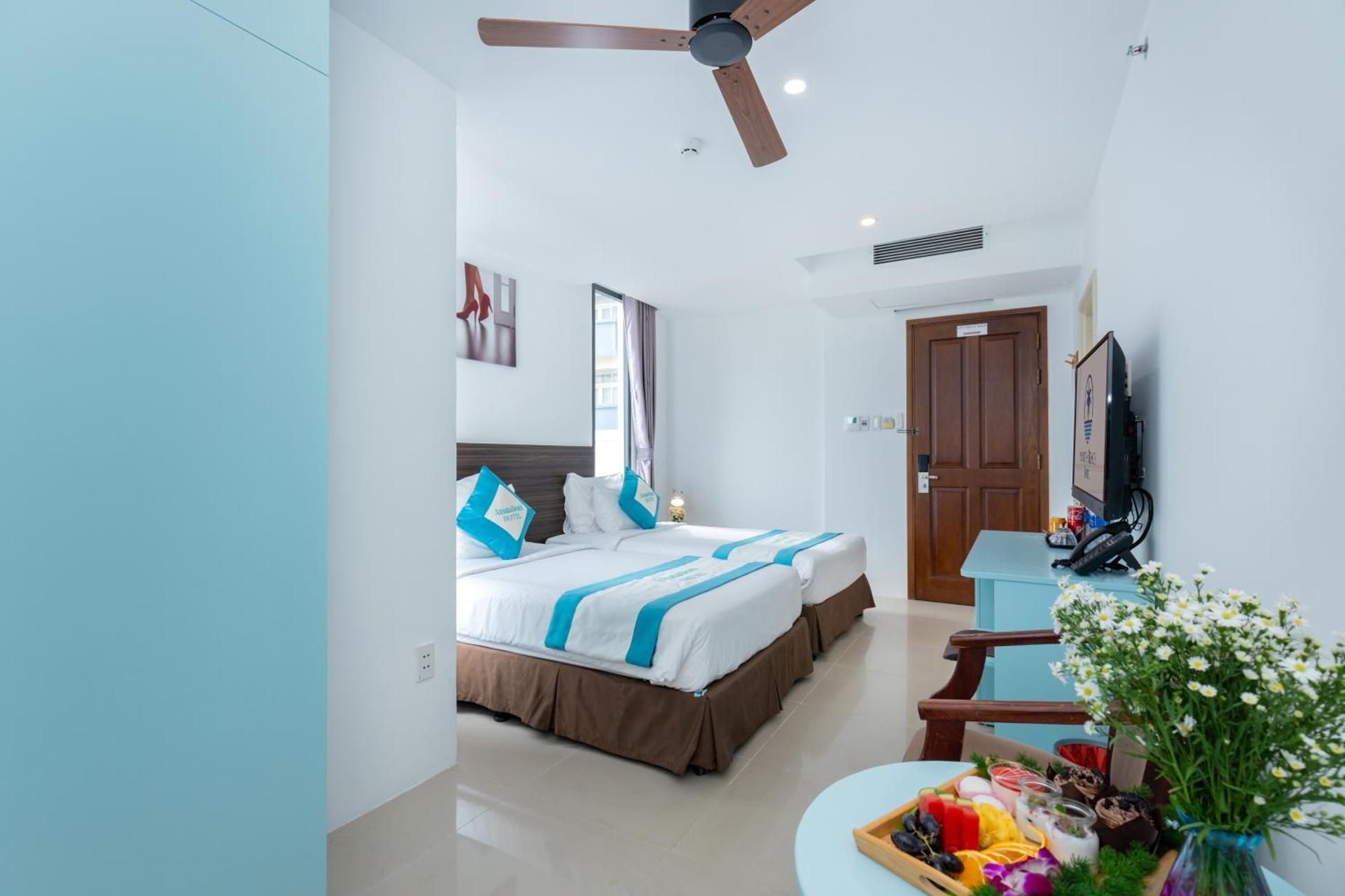 Deluxe Twin with Partial Sea View