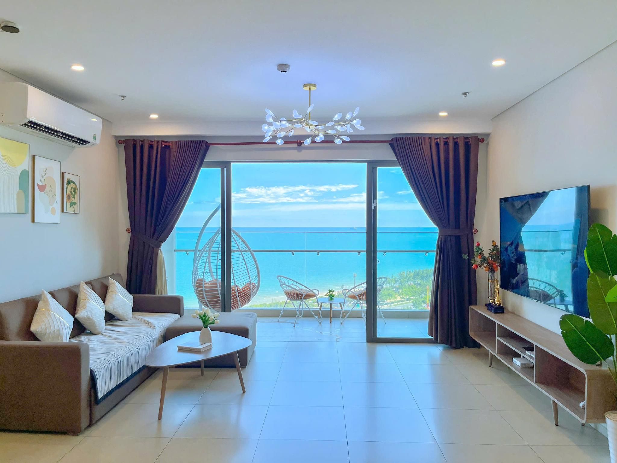 3-Bedroom Sea View Apartment with Balcony