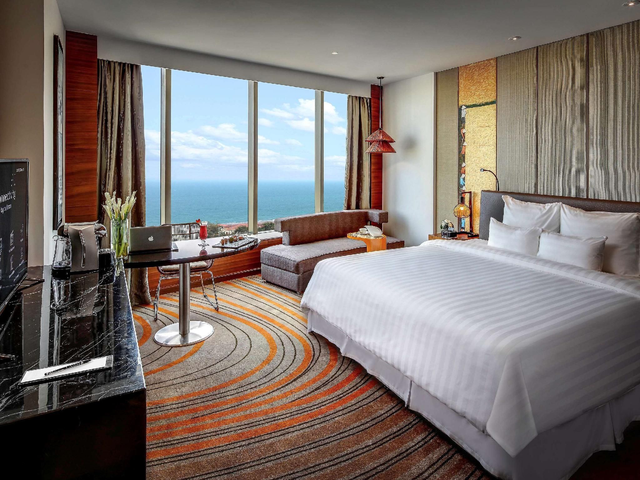 Deluxe Sea View Room with King Bed