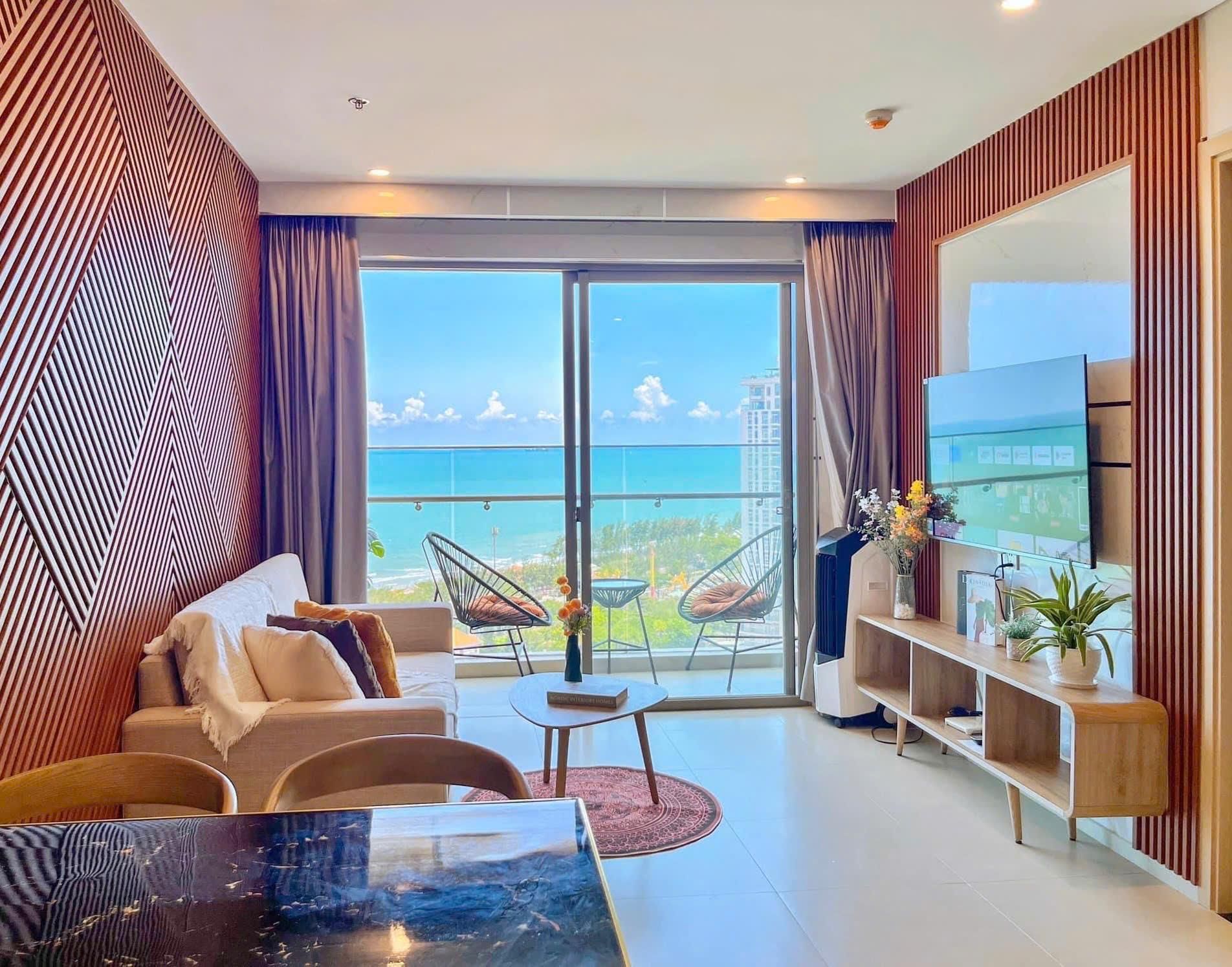 3-Bedroom Sea View Apartment with Balcony