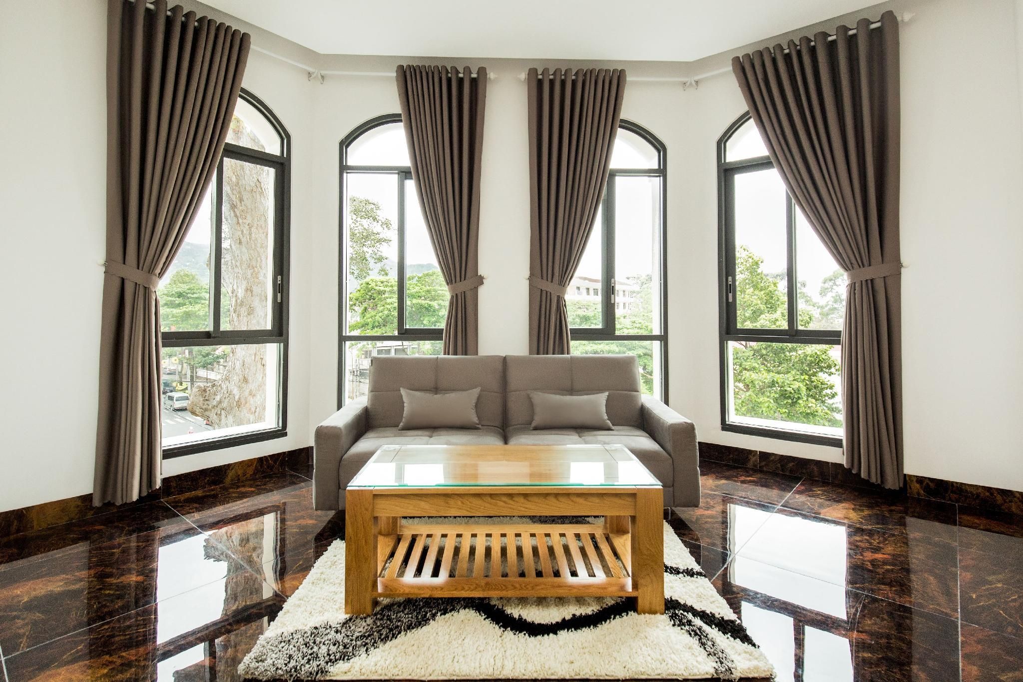 Deluxe Mountain View Family Room
