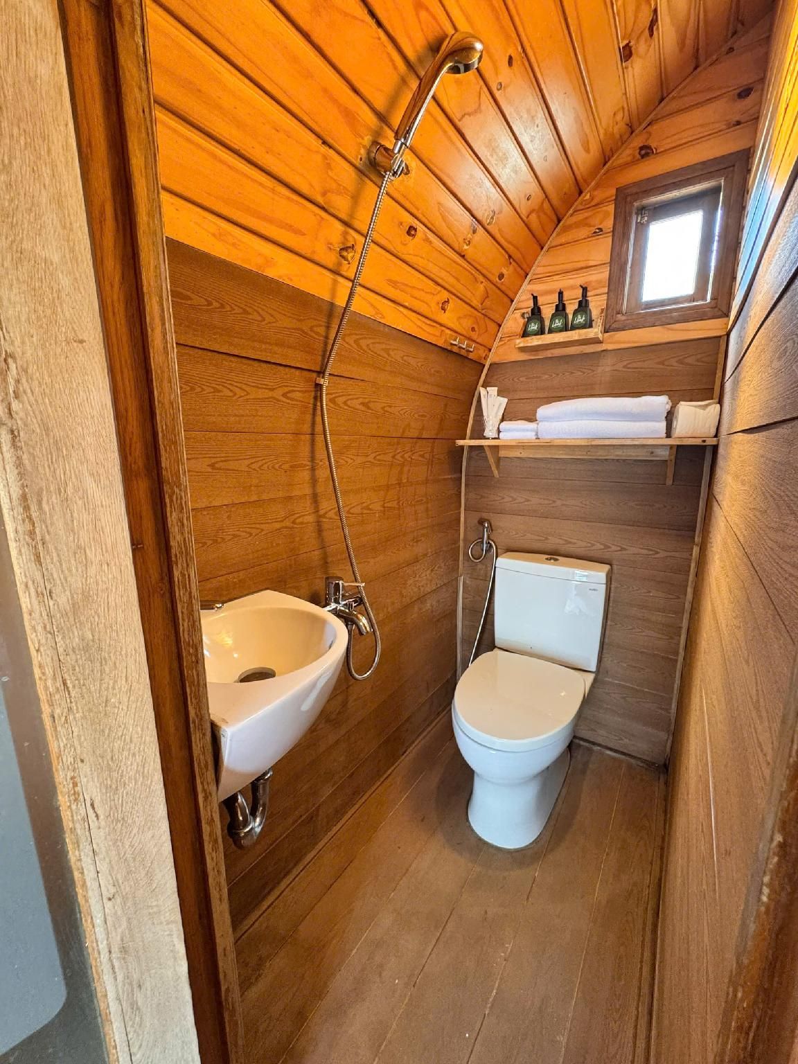 The Leaf Cafe & Glamping Bungalow 1 Double Bed