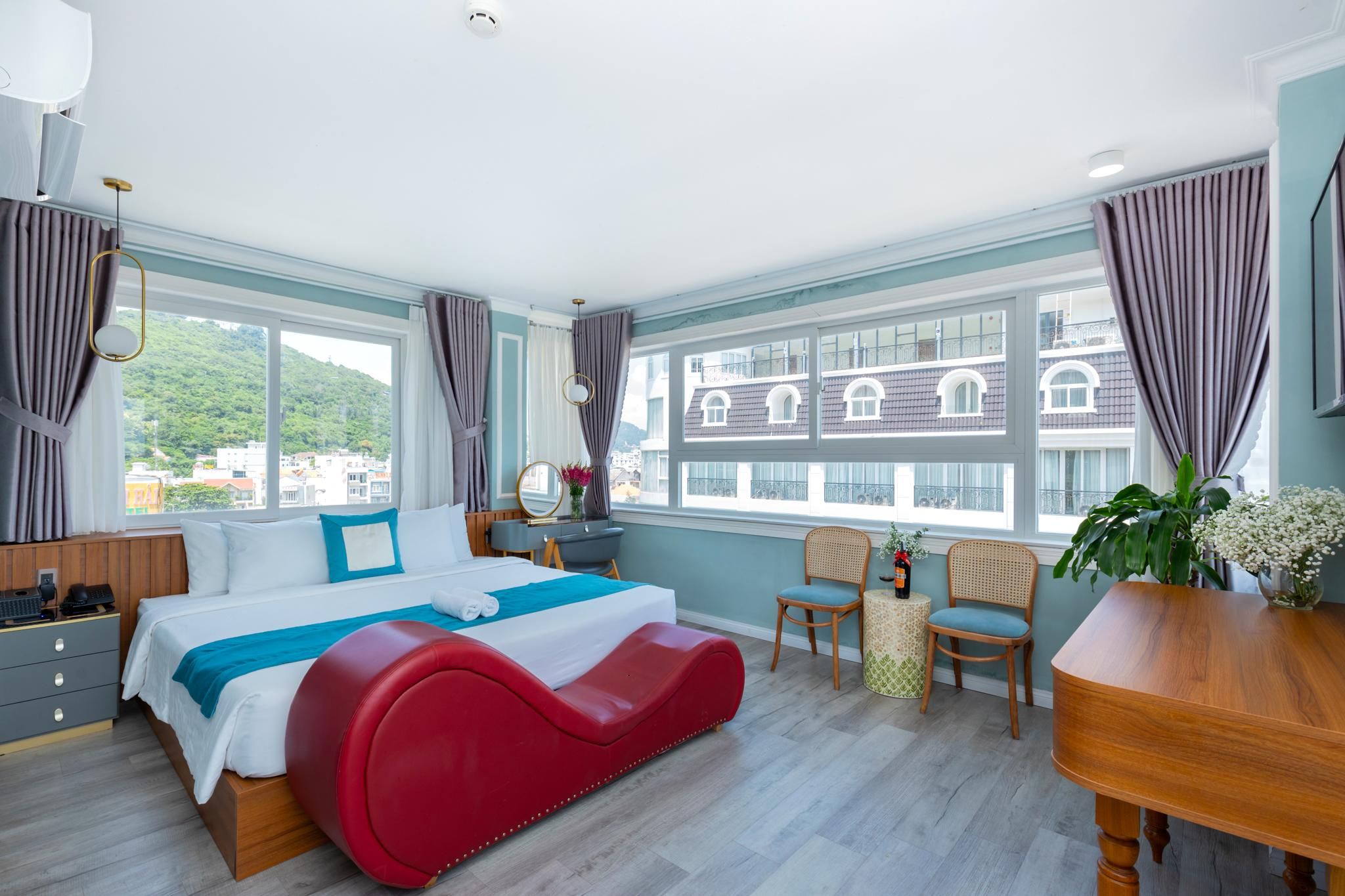 Suite with Bathtub