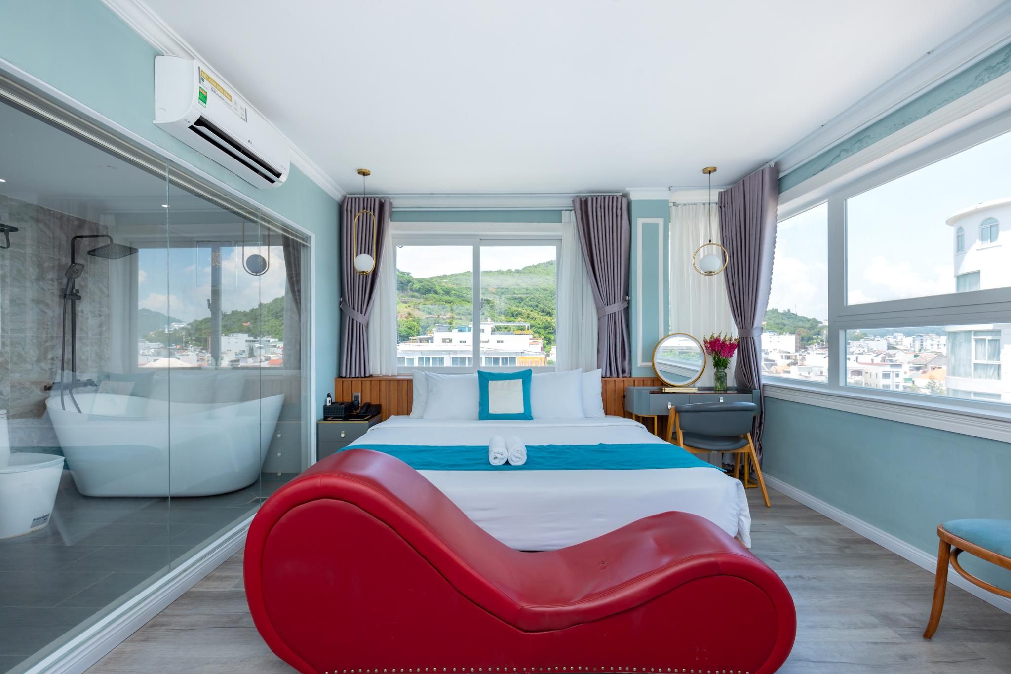 Suite with Bathtub