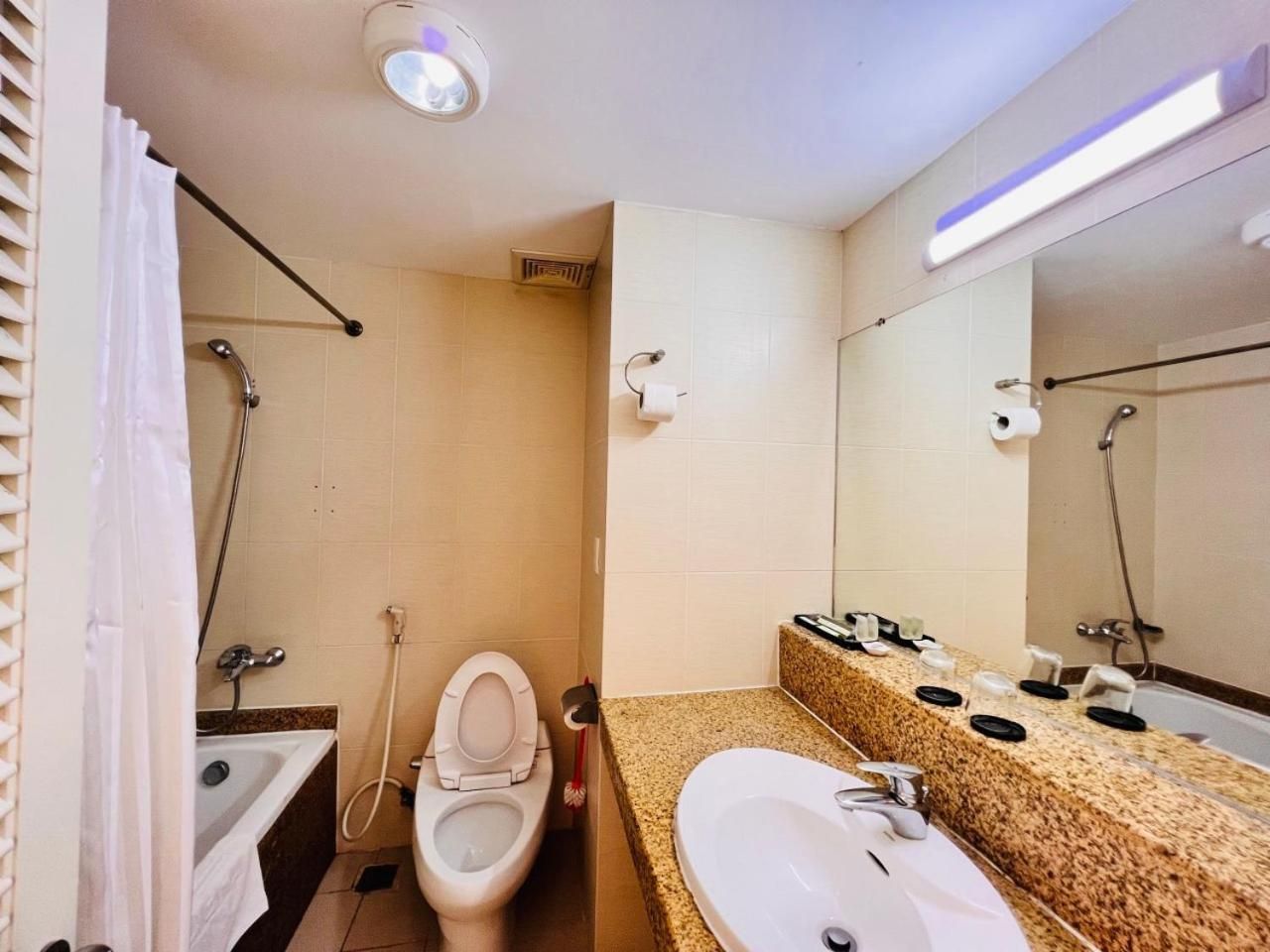 The Coast Hotel Deluxe Mountain View Twin Bed 2