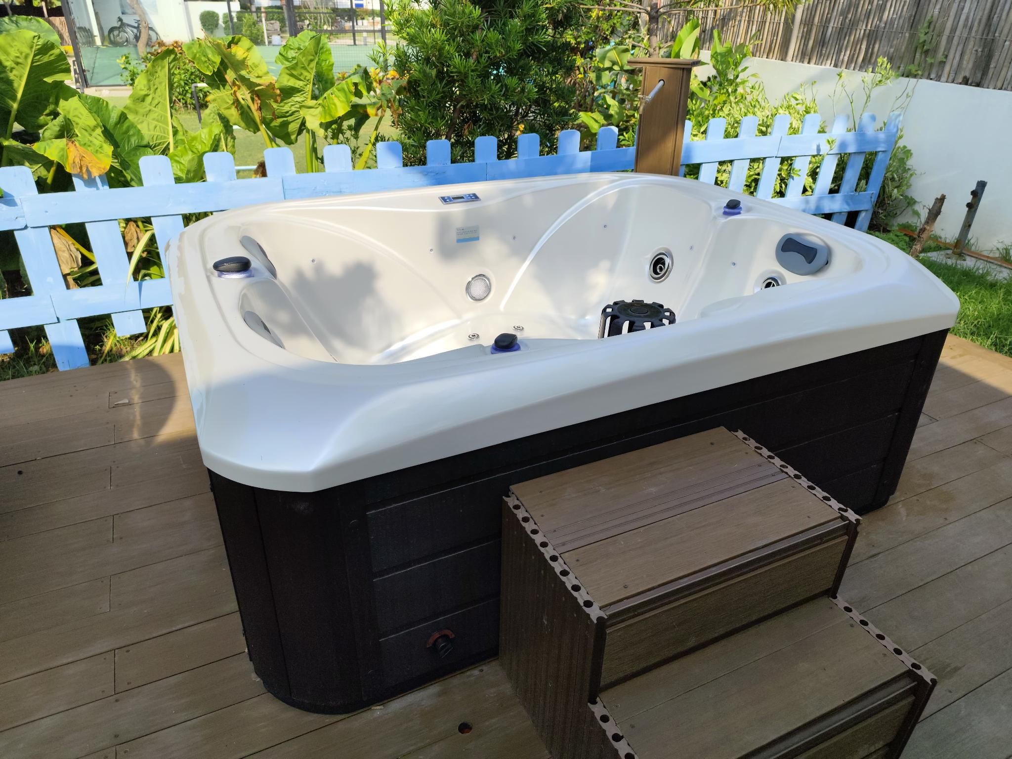 Araw Villa with Jacuzzi
