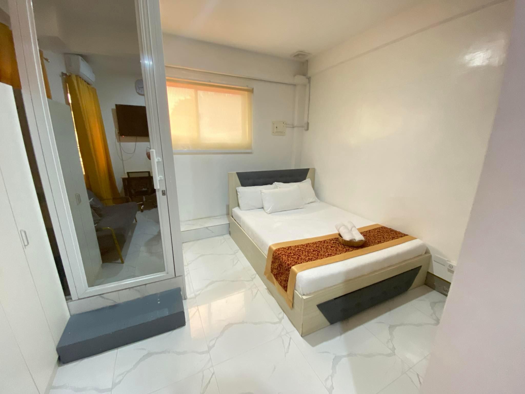 LEGENDS HOTEL Room 208