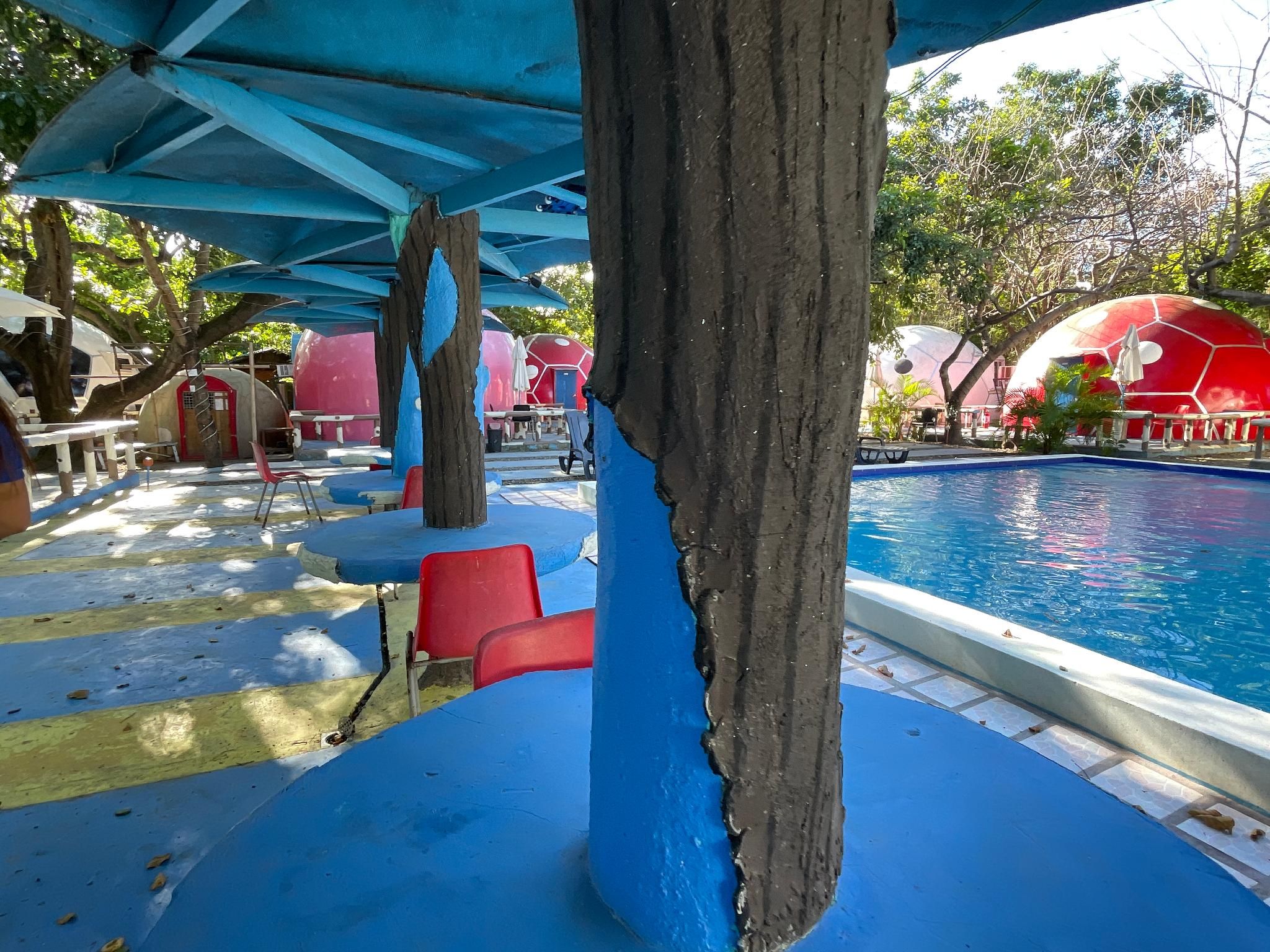 swimming pool [outdoor]