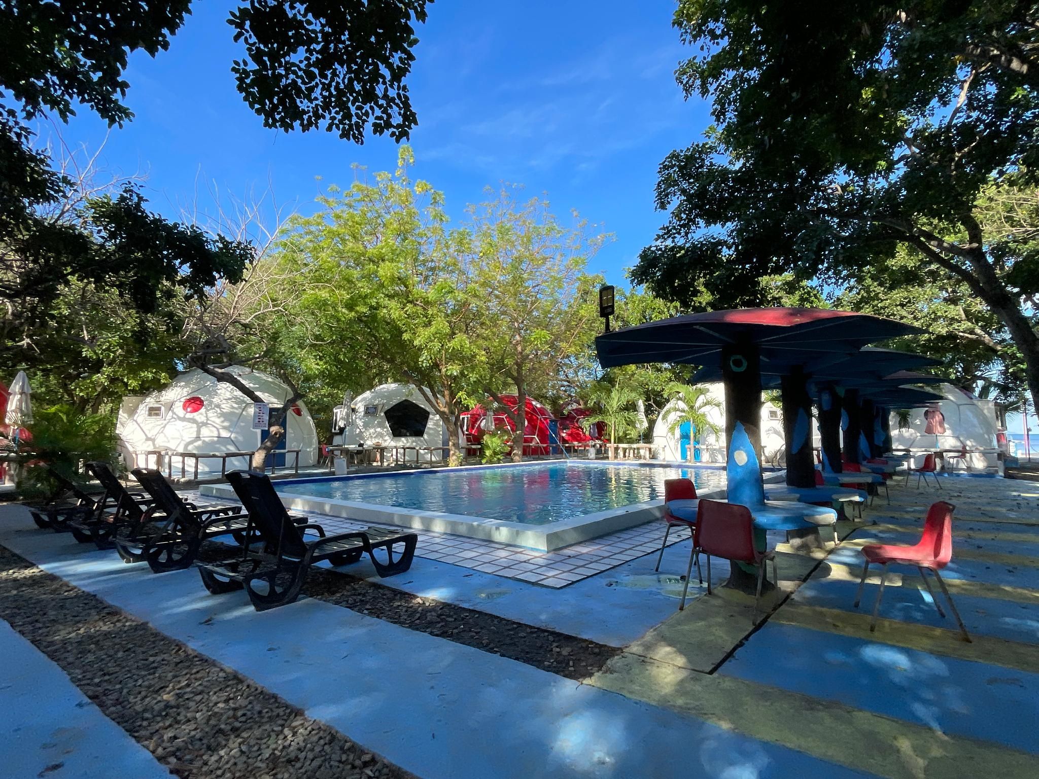 swimming pool [outdoor]