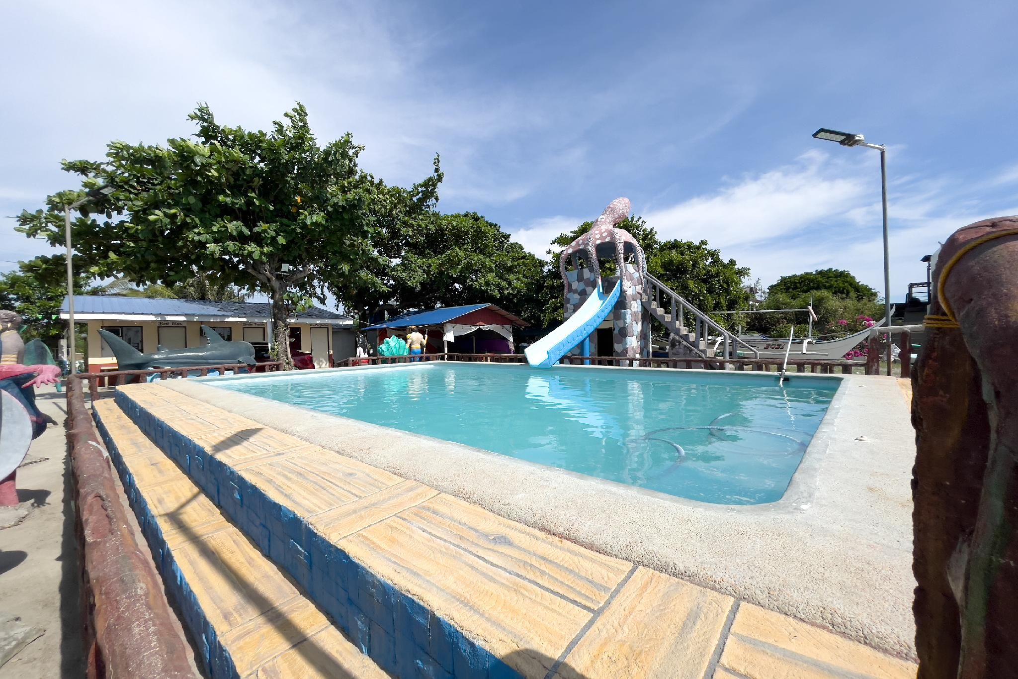 swimming pool [outdoor]