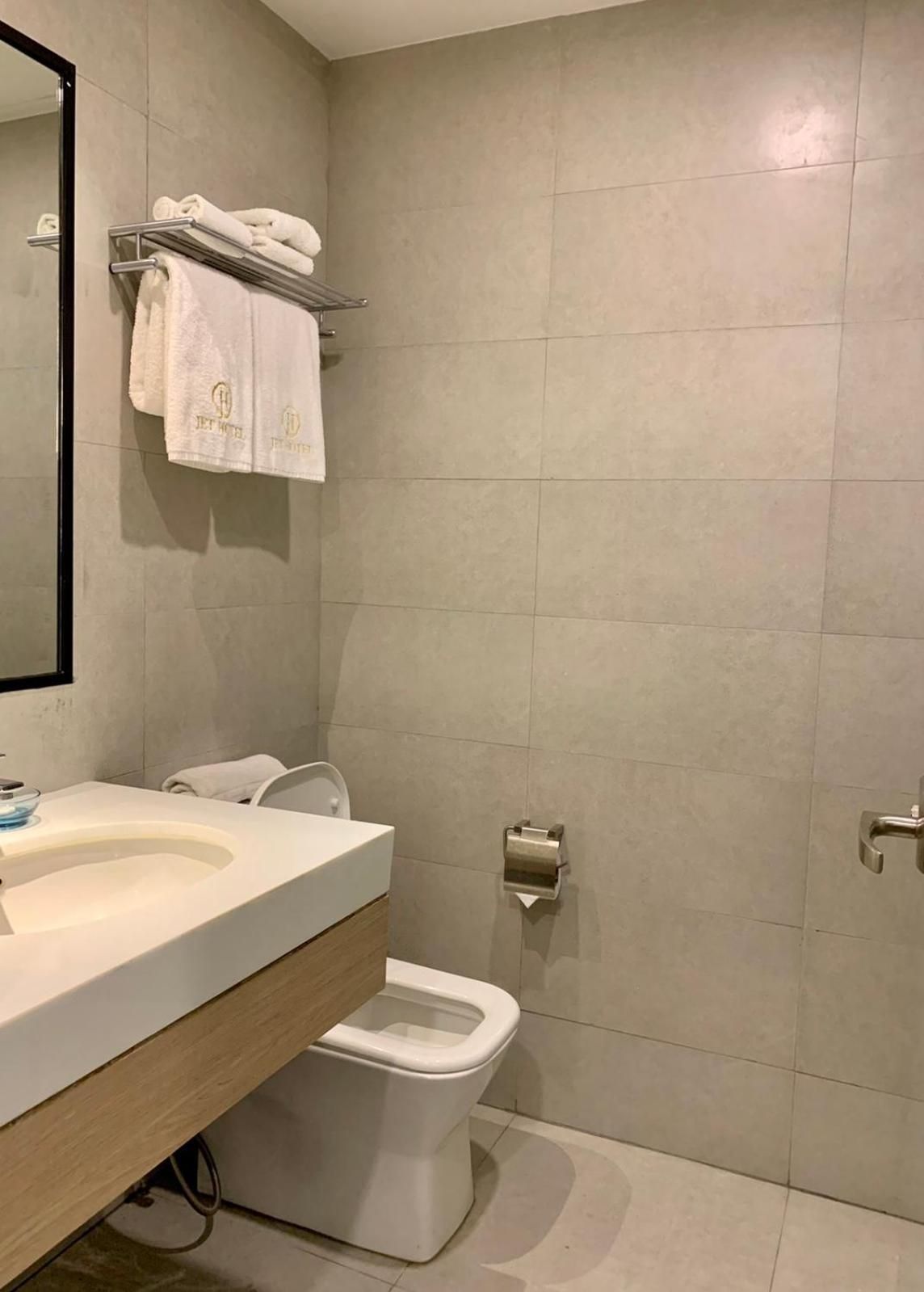 JET Hotel Queen Room 3