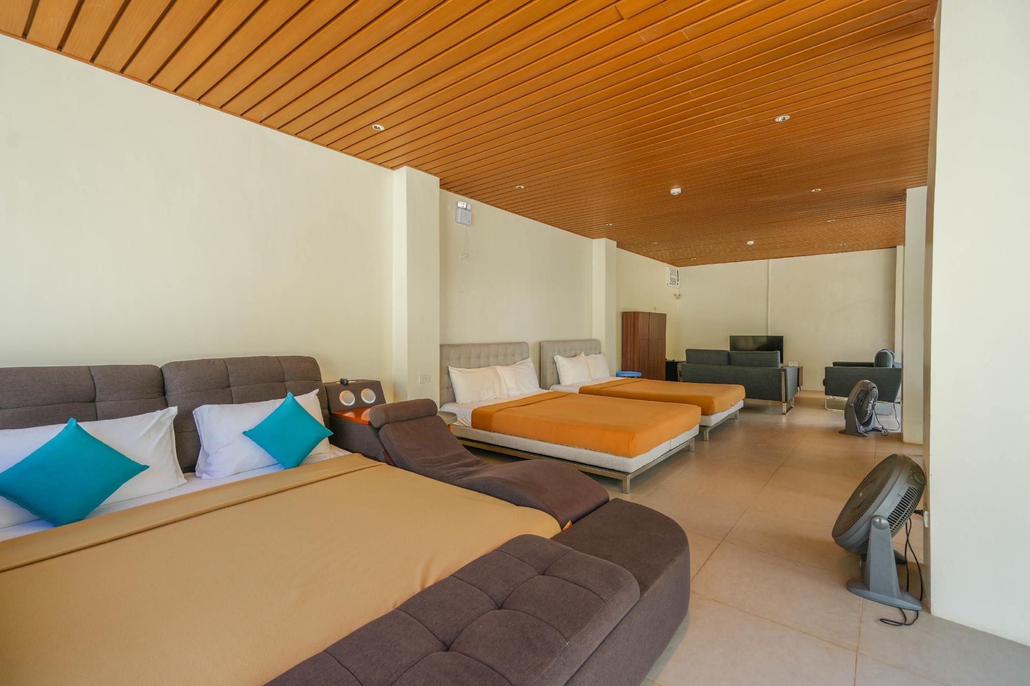 Family Room for 8 People with Shared Bathroom