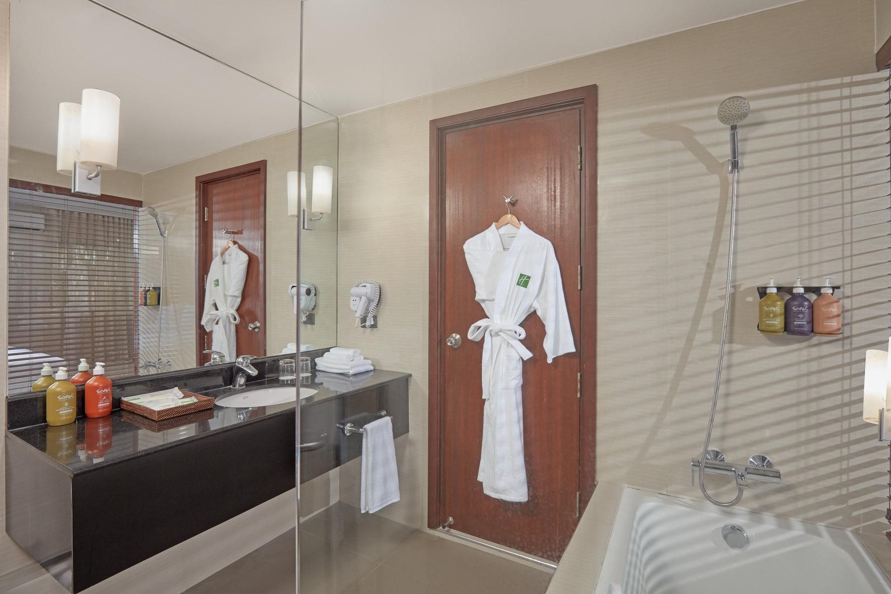 2 Queen Suite Pool Access