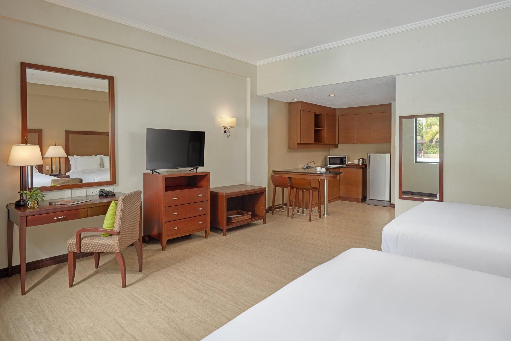 2 Queen Suite Pool Access Balcony