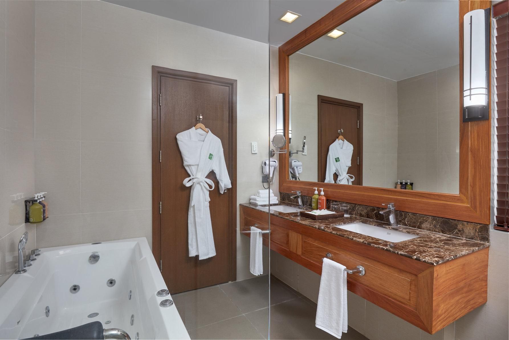 2 Bedroom Suite Dining Kitchenette Pool View