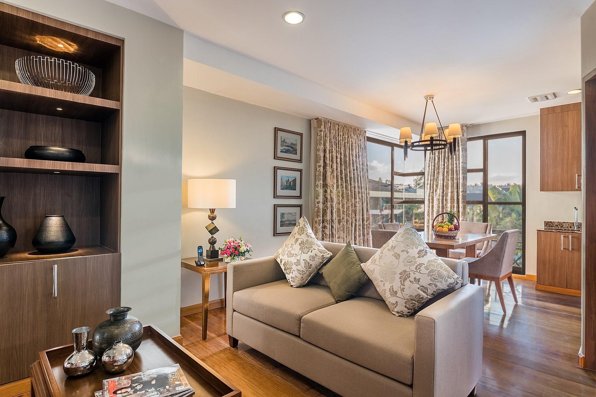 2 Bedroom Suite Dining Kitchenette Pool View