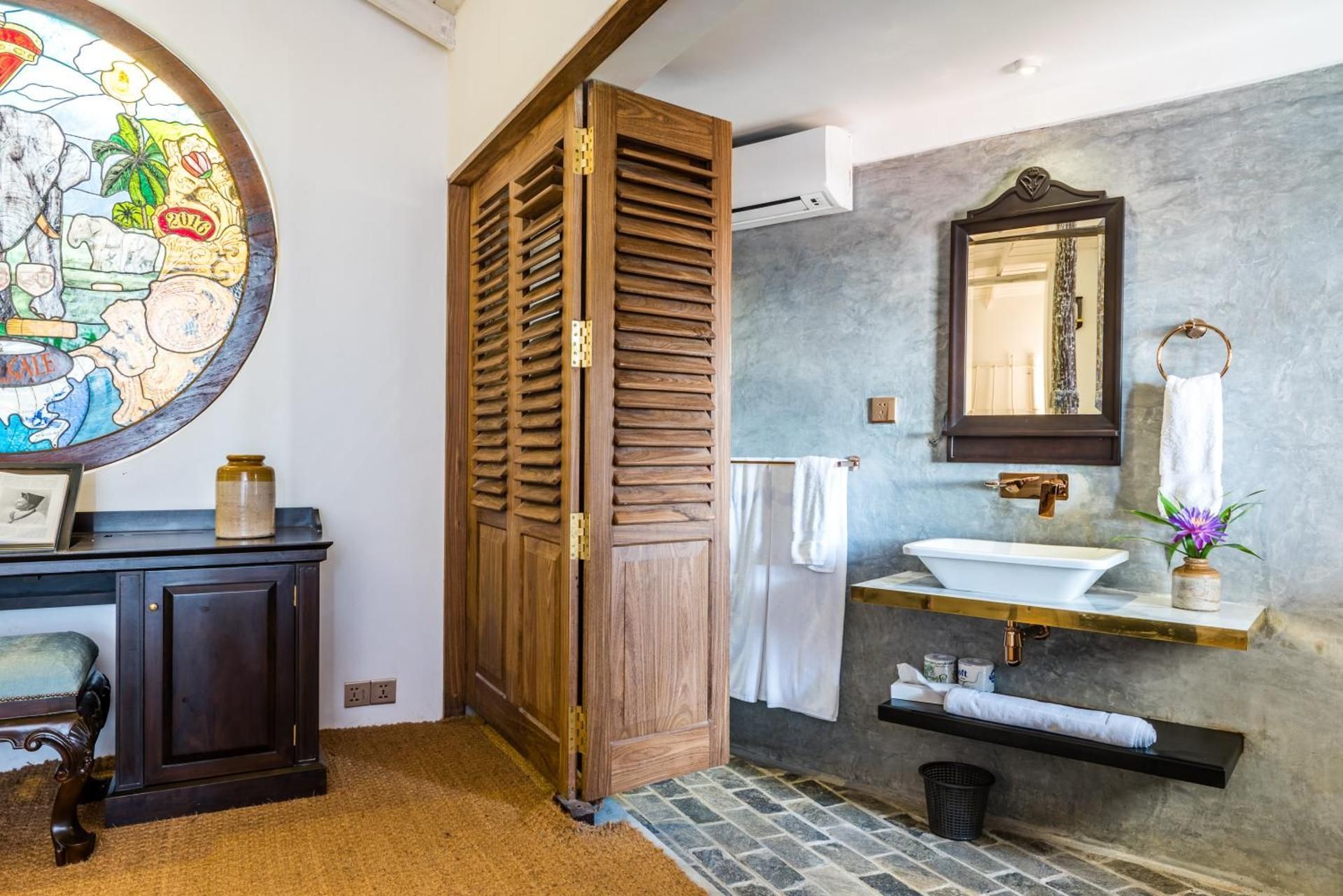 Deluxe Double Room and Famous Five Star Breakfast Included