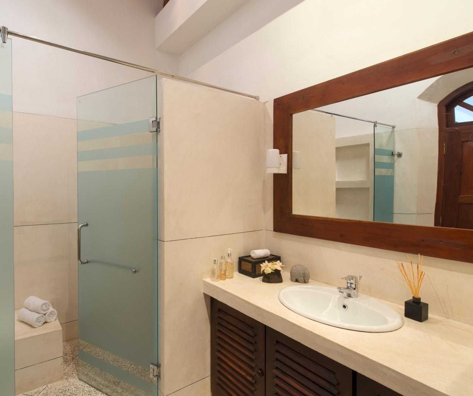 Seven Pillars. No. 39 Galle Fort King Room with Balcony 3