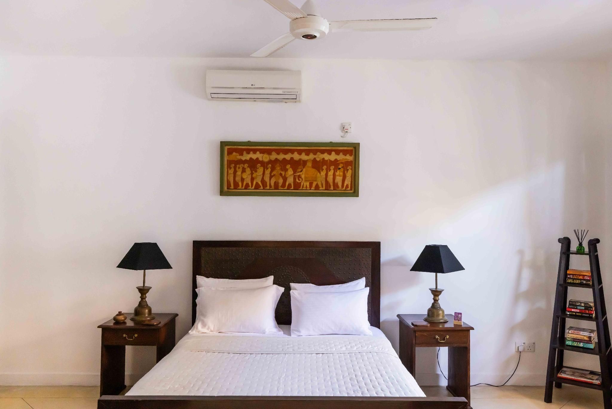 Street View King Room with Private Bathroom