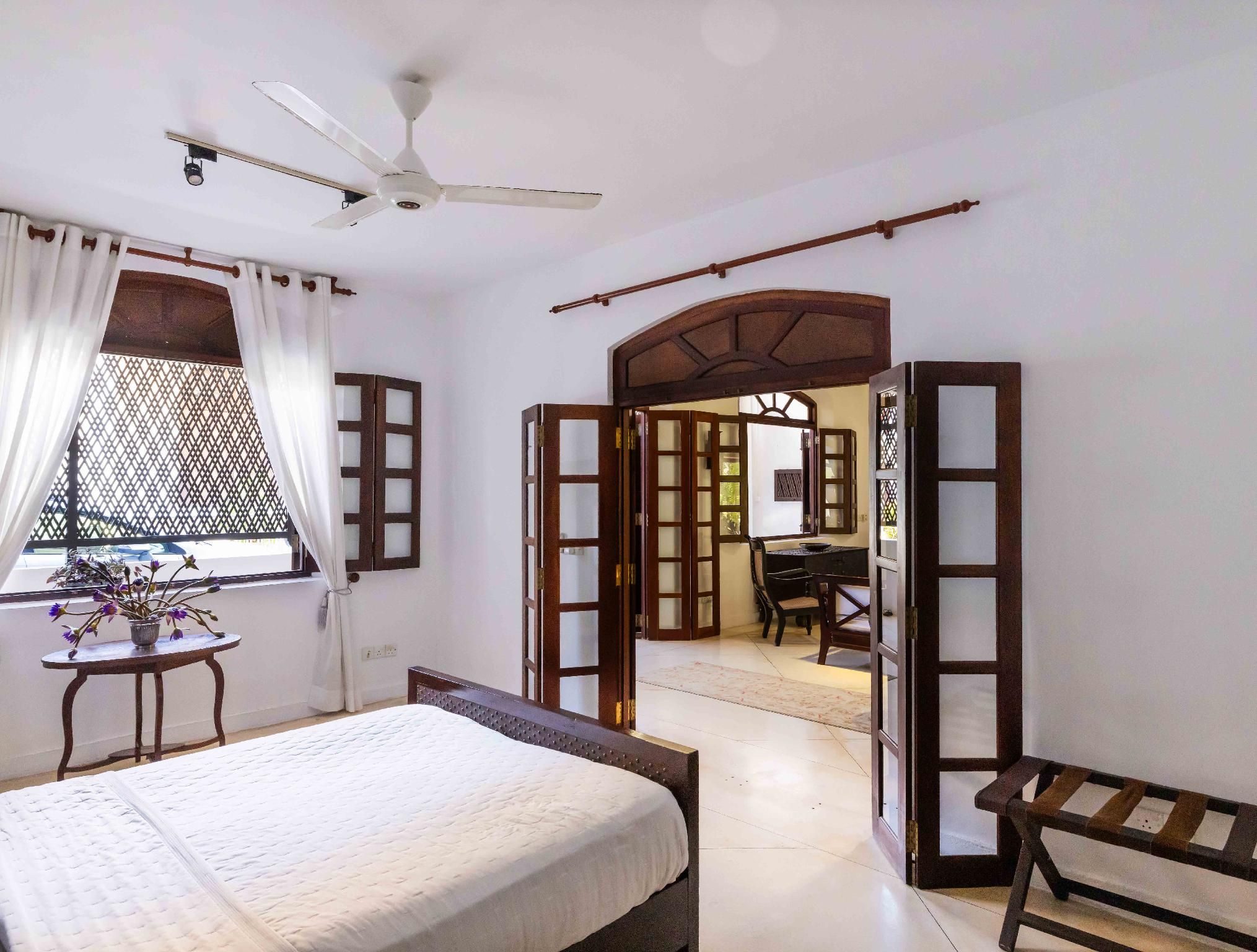 Street View King Room with Private Bathroom