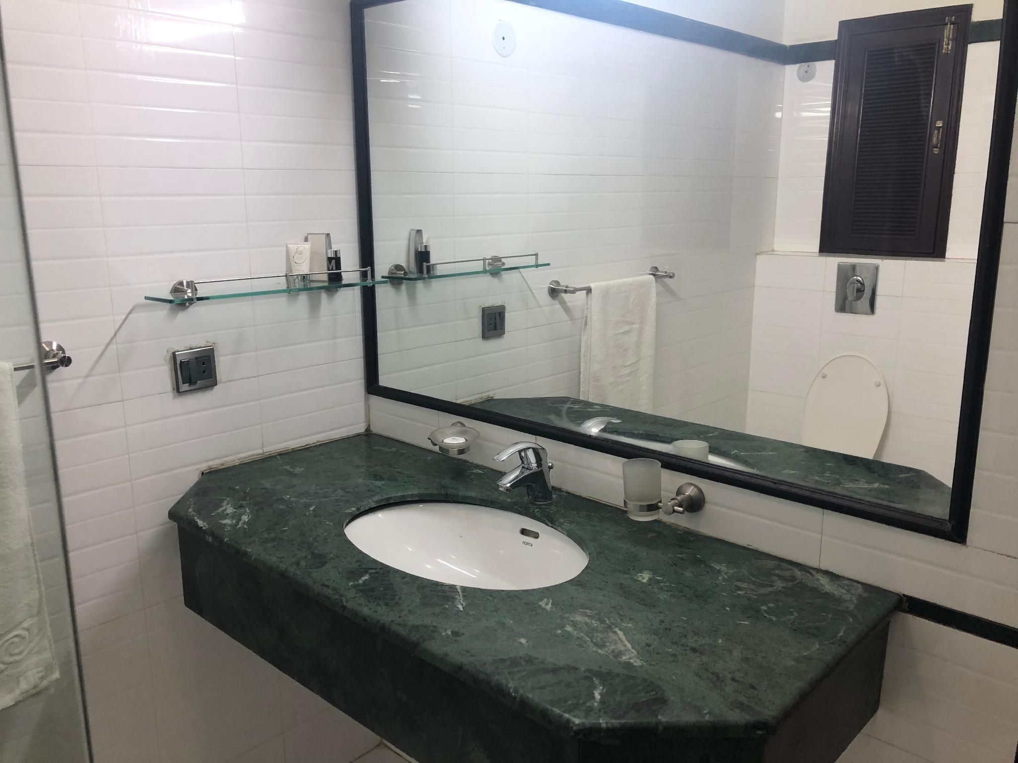 SUNSET SUITES Deluxe King 3