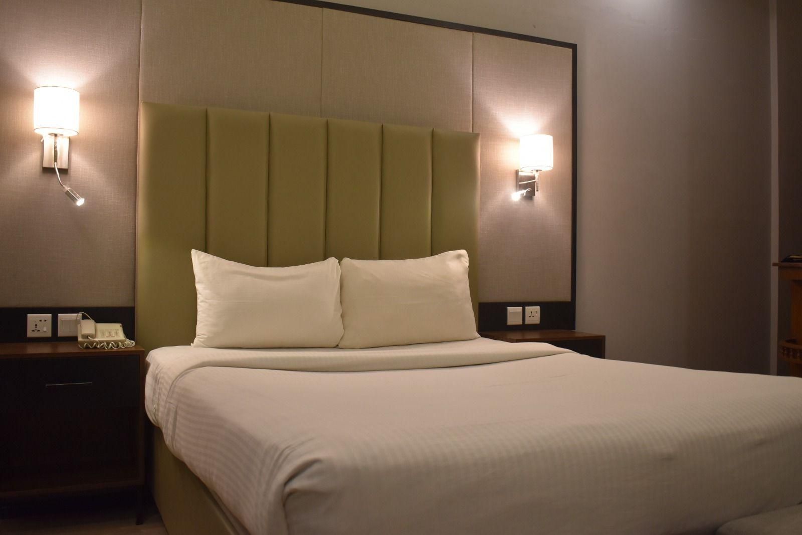 SUNSET SUITES Deluxe King