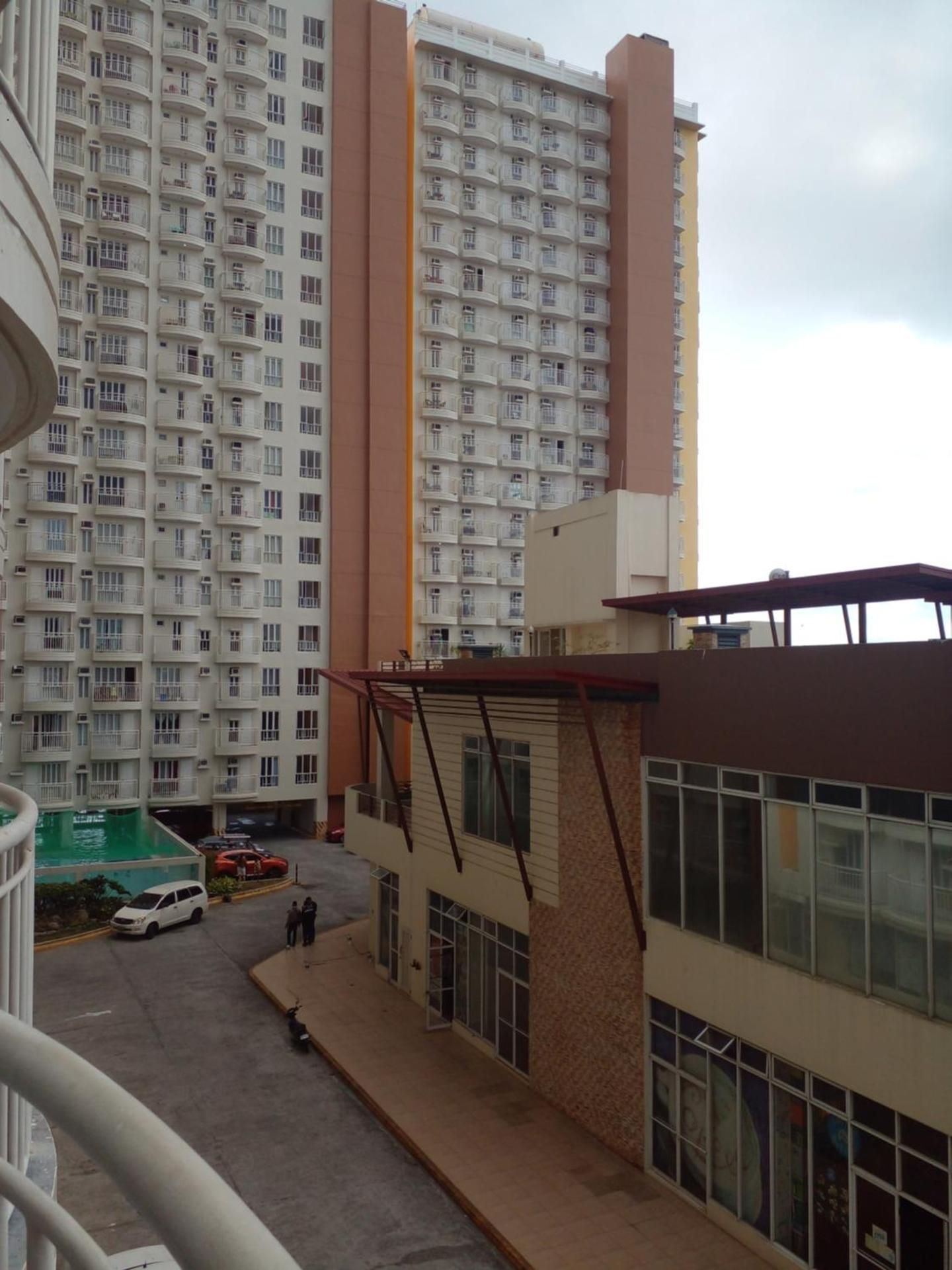 Apartment with Pool View