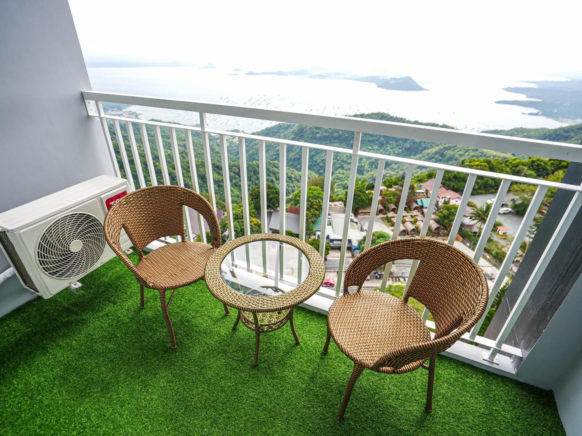 Suite with Lake View