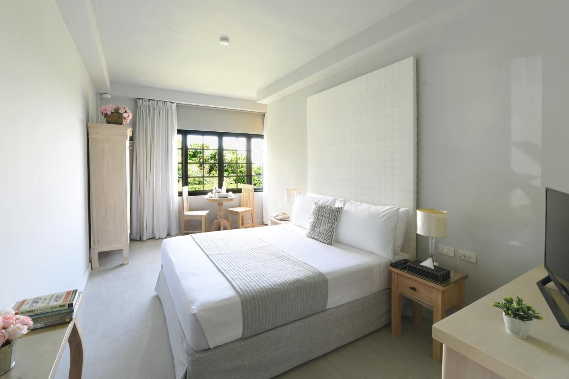Deluxe Queen Room