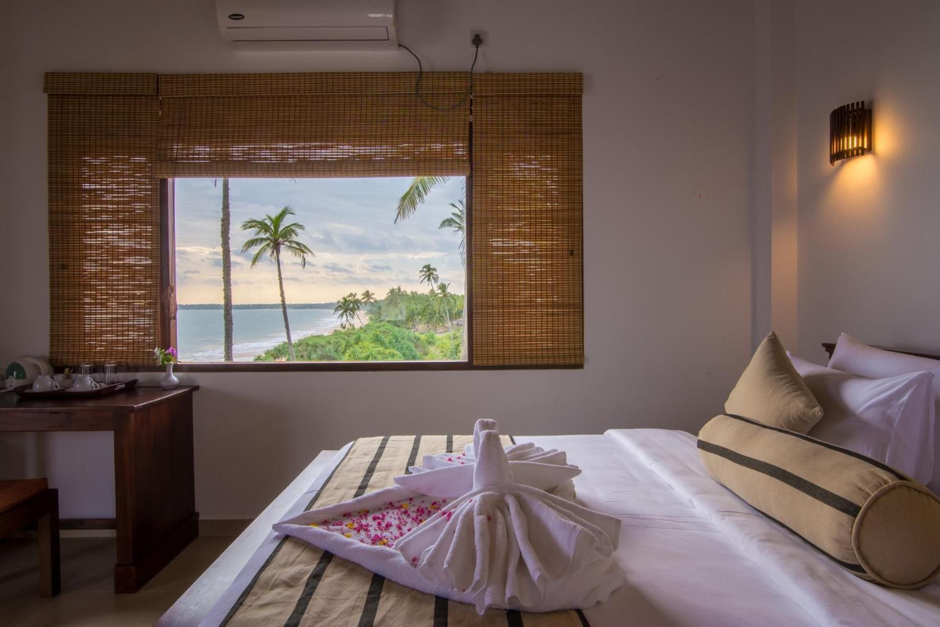 Deluxe Double Room with Side Sea View