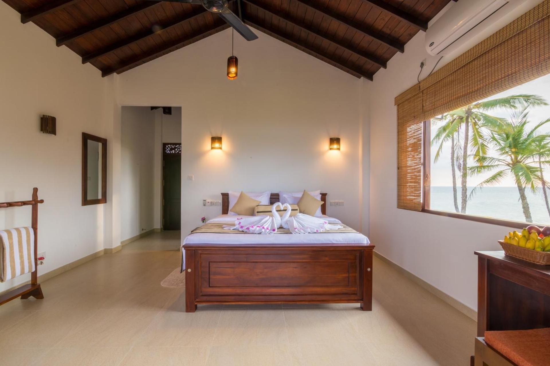 Deluxe Double Room with Side Sea View