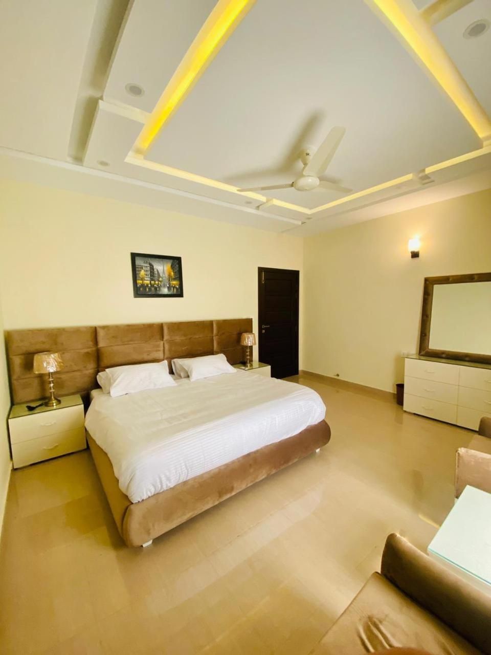 Travis Executive Guest House Deluxe Double Room 2