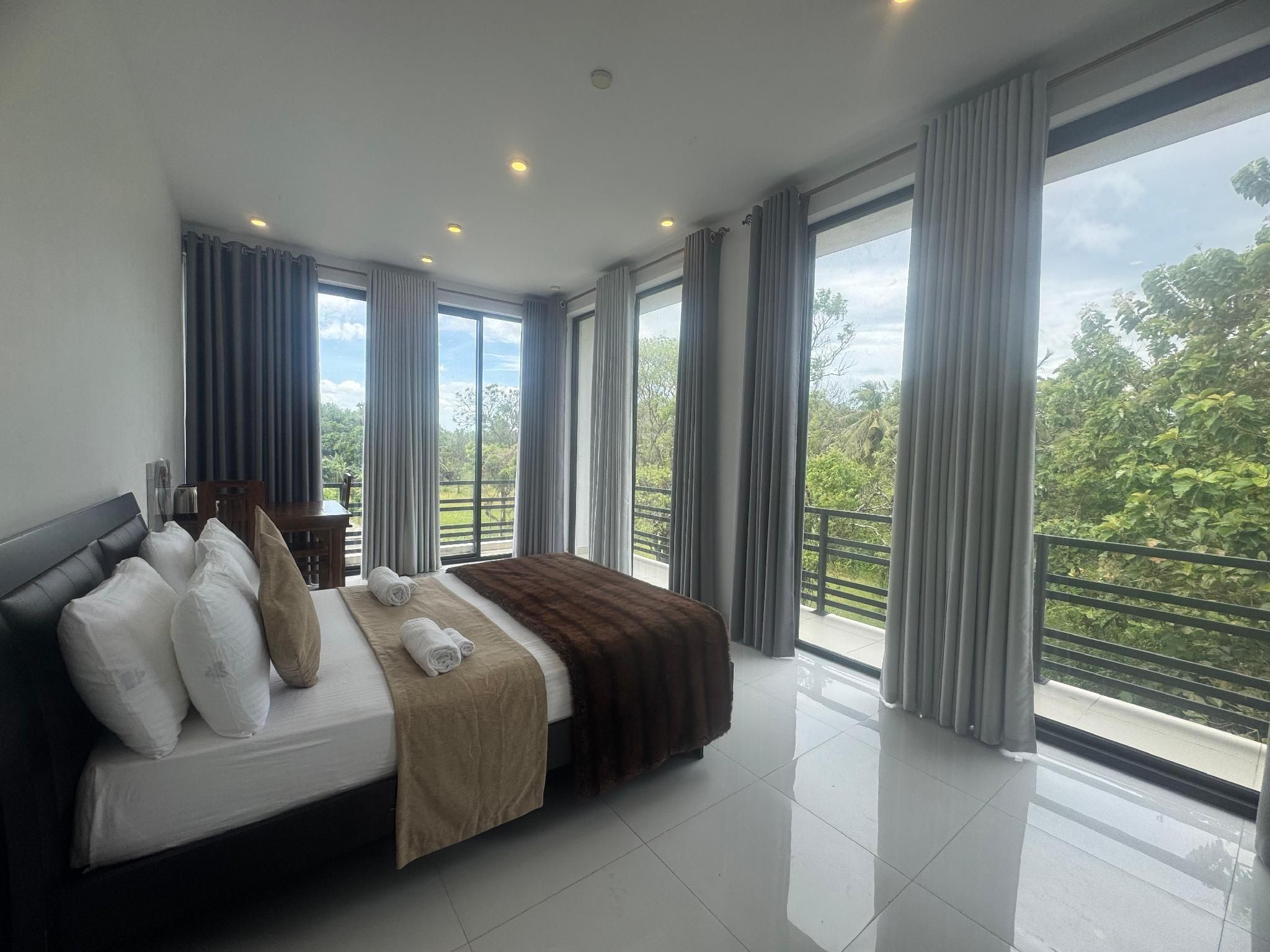 Deluxe - 1 King Bed