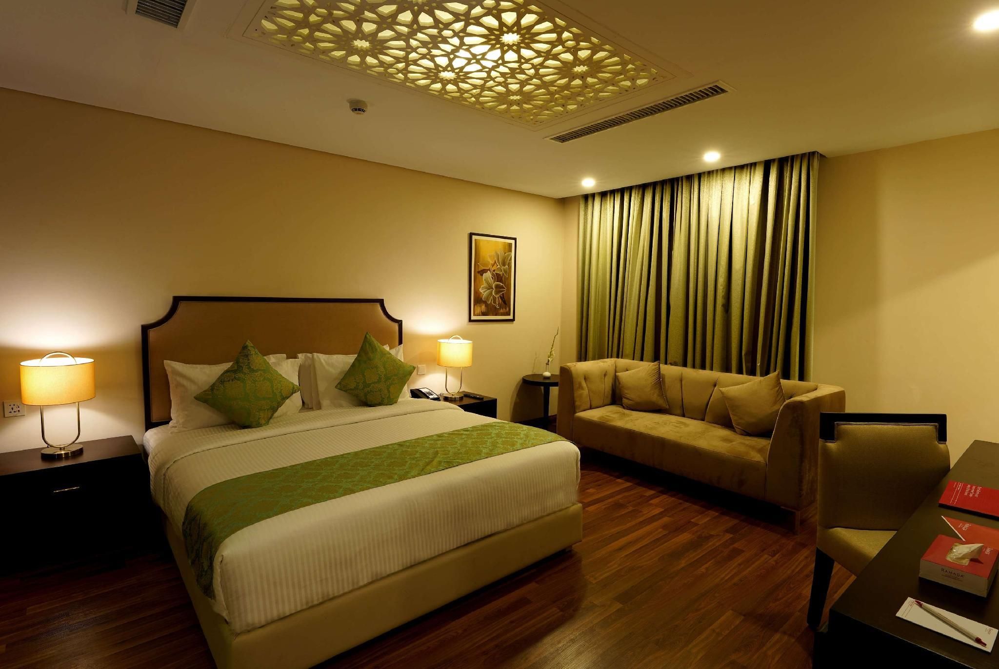 1 King Bed, Business Suite, Smoking