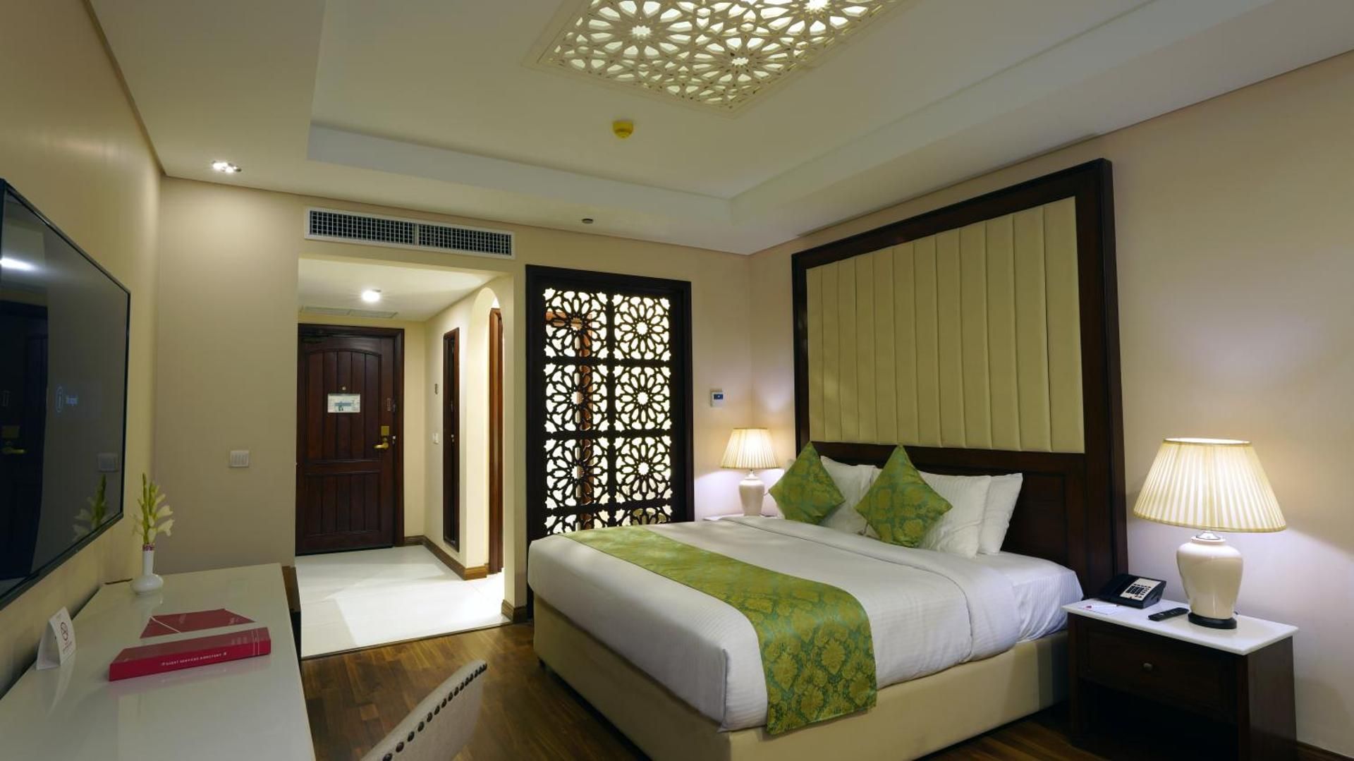 1 King Bed, Deluxe Room, Non-Smoking