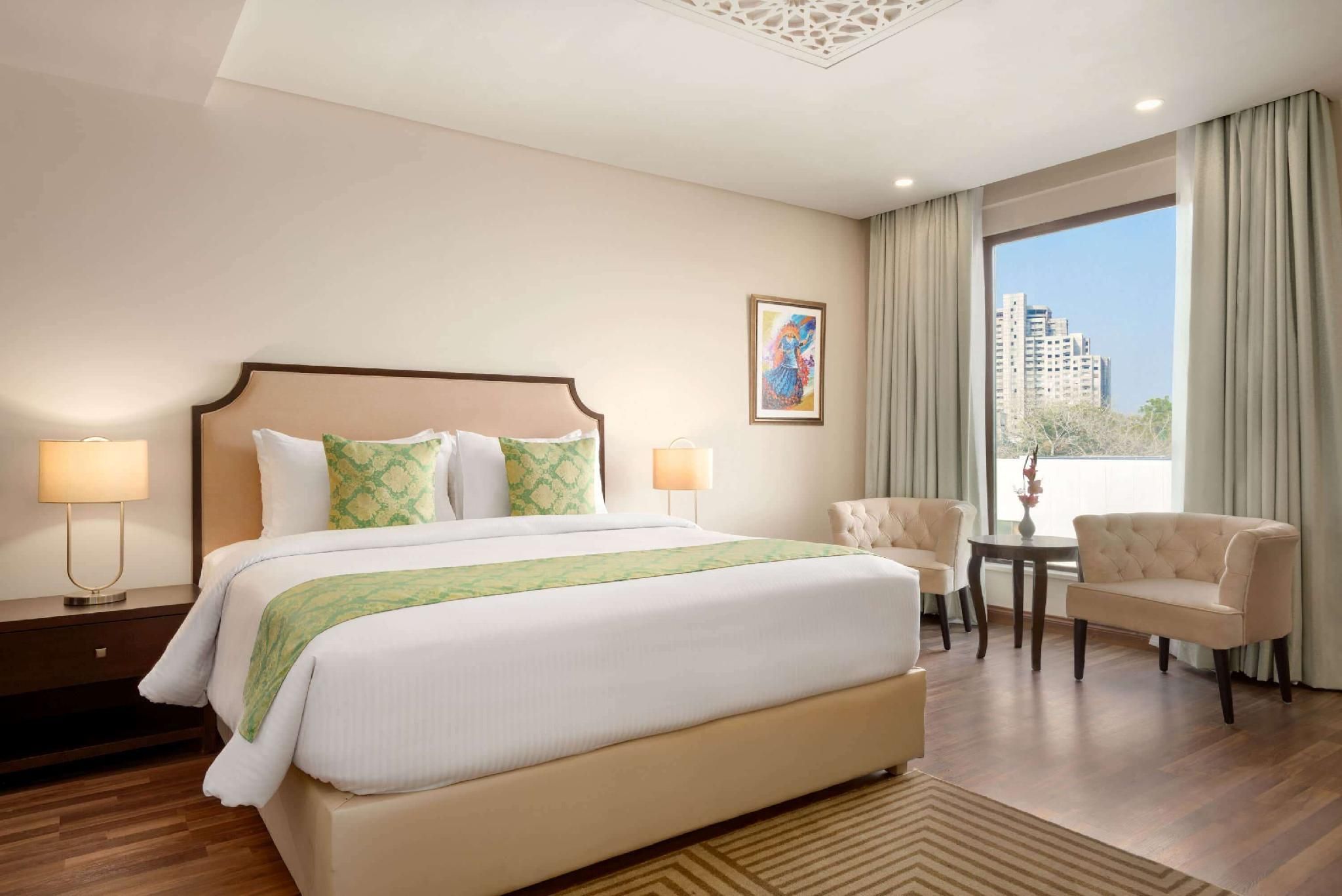 1 King Bed, Business Suite, Smoking