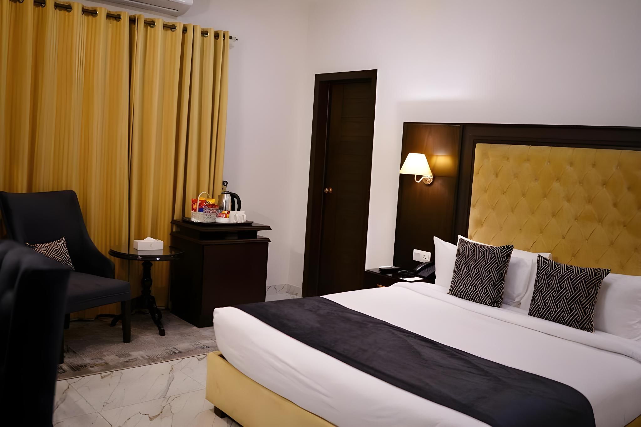 Faletti's Grand MM Alam Road Deluxe Double Room